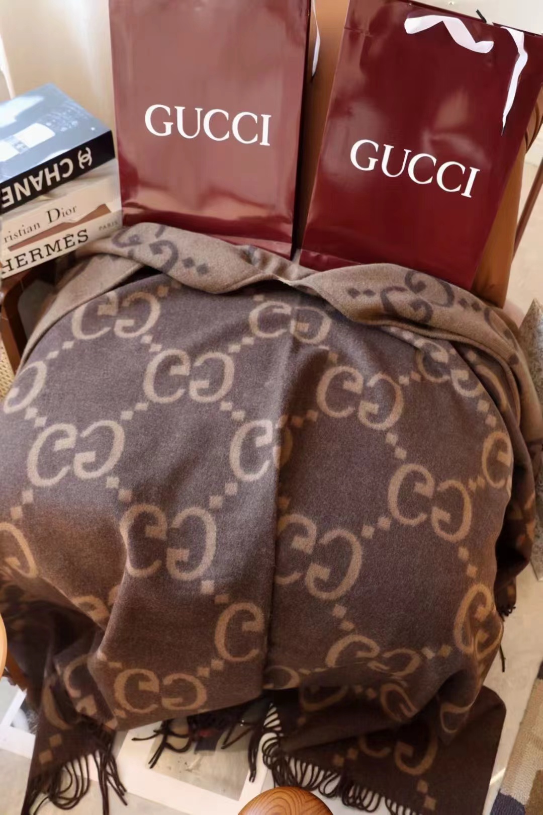 Gucci双面大g斗篷 原版品质，牛皮贴标      双股纱 羊绒面料 大克重对版双面两用斗篷 正反面领