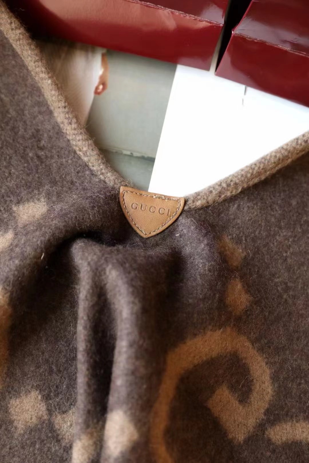 Gucci双面大g斗篷 原版品质，牛皮贴标      双股纱 羊绒面料 大克重对版双面两用斗篷 正反面领