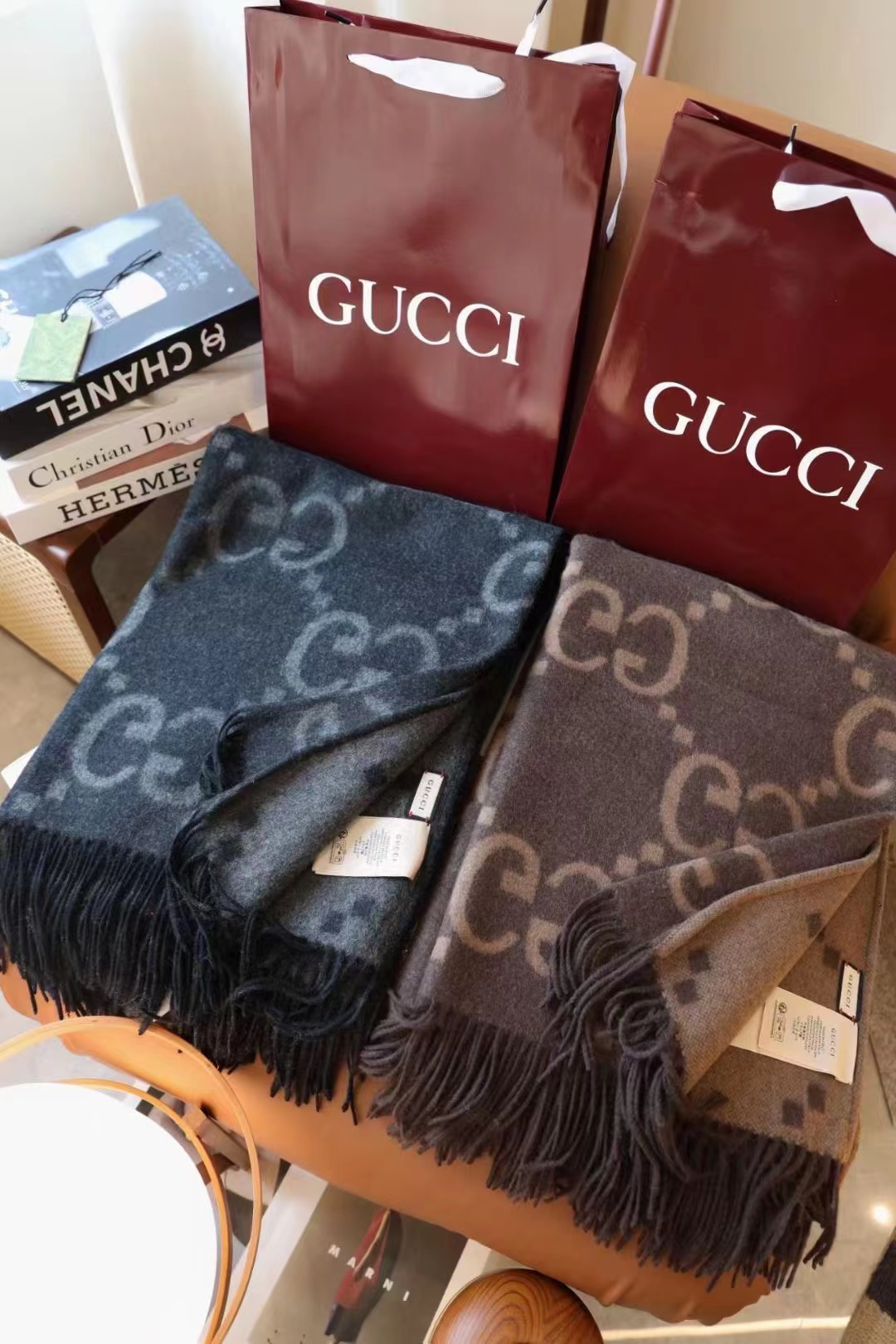 Gucci双面大g斗篷 原版品质，牛皮贴标      双股纱 羊绒面料 大克重对版双面两用斗篷 正反面领