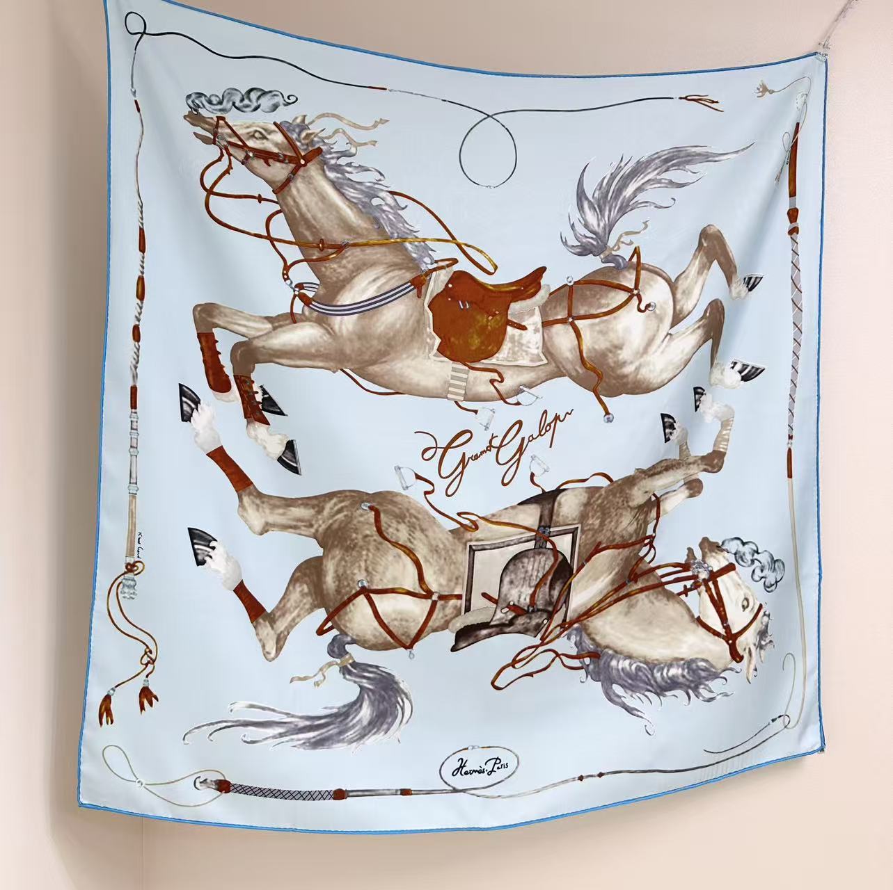 “纵意驰骋”90方巾-Hermes 丝巾名称：纵意驰骋设计师：Thibaut Rassat尺寸：88.5
