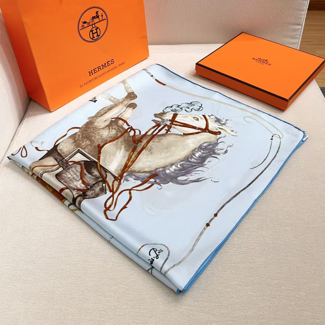 “纵意驰骋”90方巾-Hermes 丝巾名称：纵意驰骋设计师：Thibaut Rassat尺寸：88.5