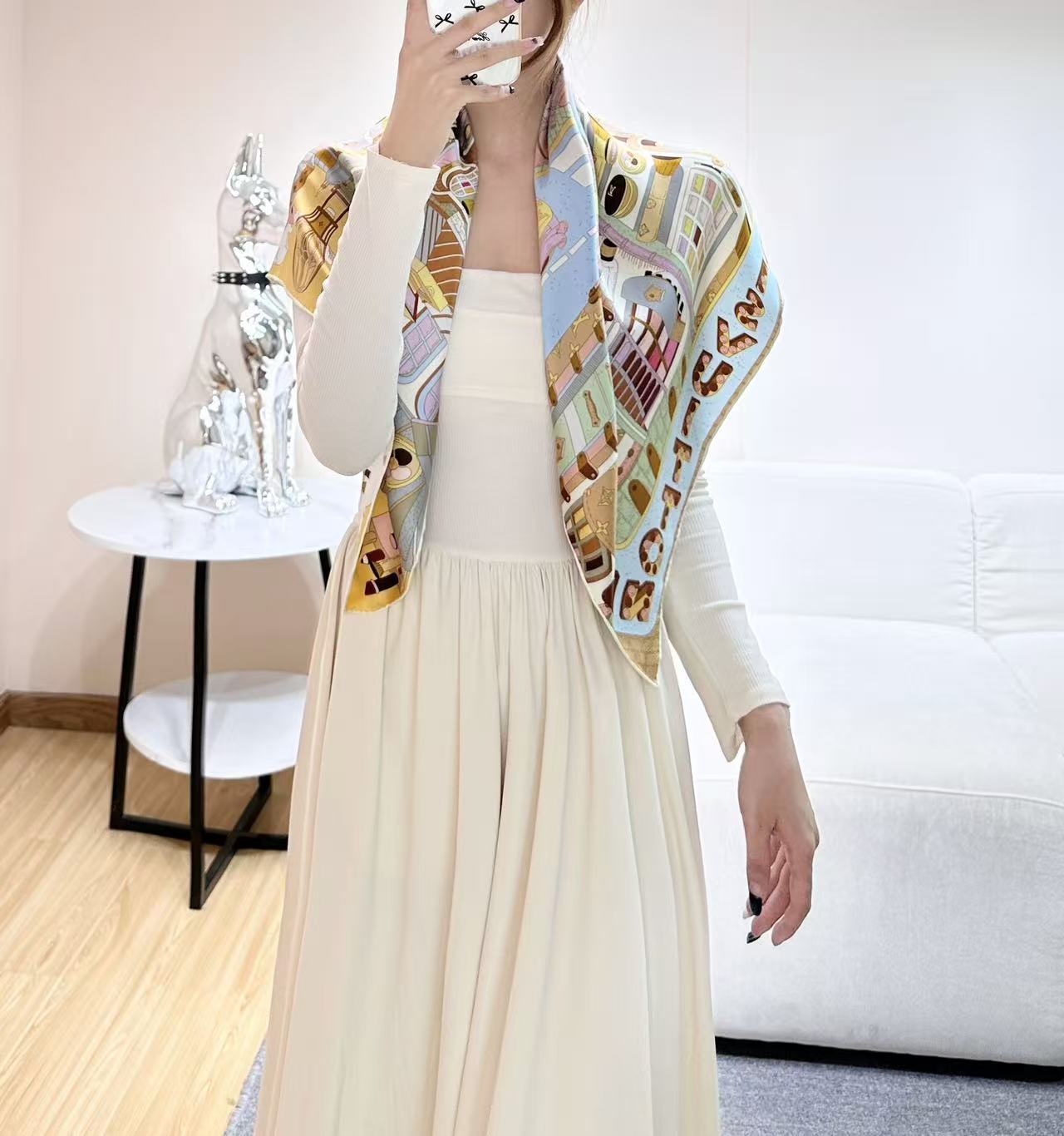 PARIS EN BEAUTE 90方巾Paris En Beaute 方巾为华美桑蚕丝描绘繁复图案，将