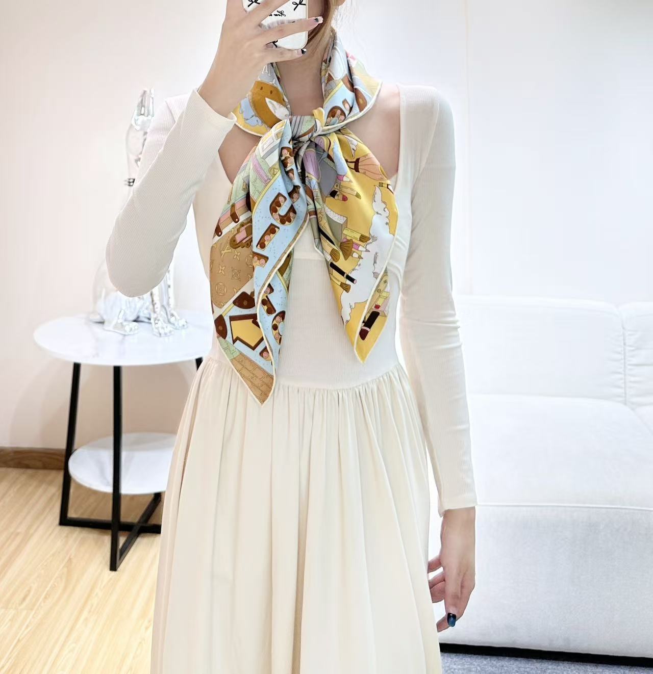 PARIS EN BEAUTE 90方巾Paris En Beaute 方巾为华美桑蚕丝描绘繁复图案，将
