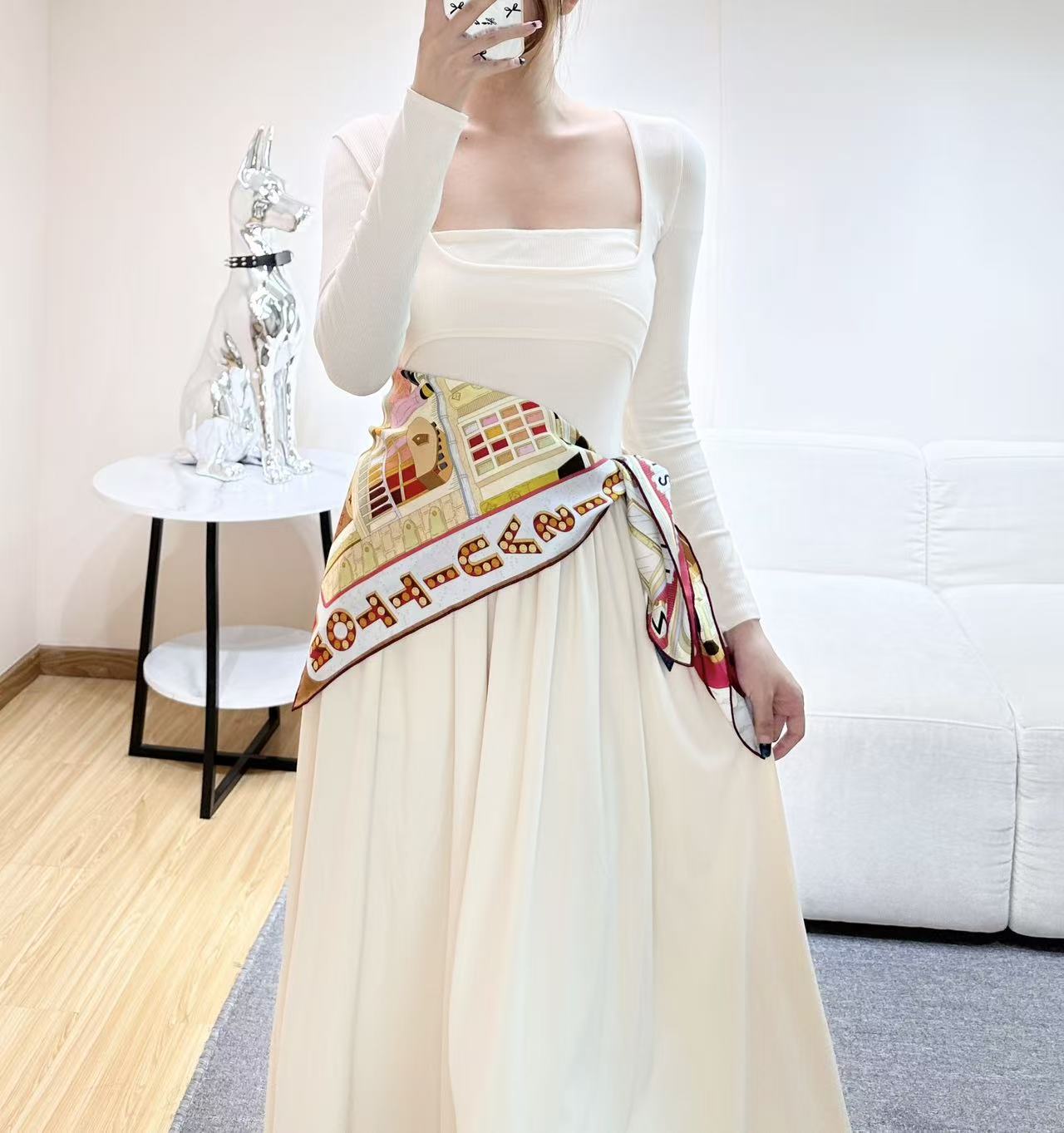 PARIS EN BEAUTE 90方巾Paris En Beaute 方巾为华美桑蚕丝描绘繁复图案，将