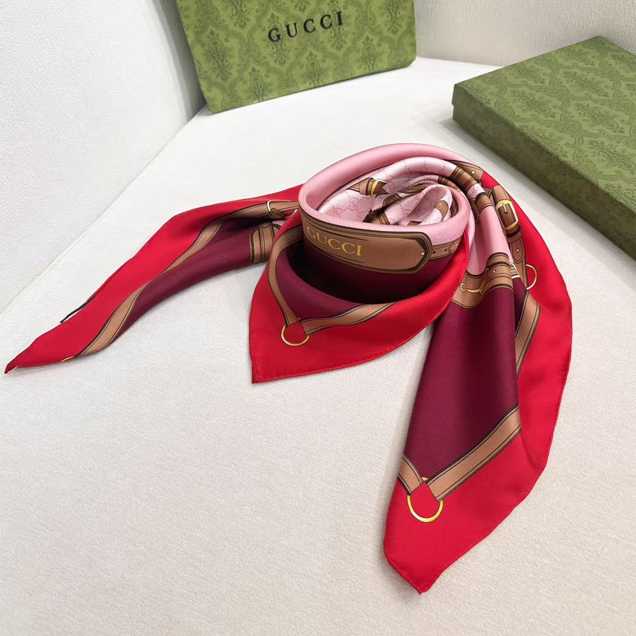 gucci～印花桑蚕丝斜纹方巾2026早春系列植根品牌本源，匠心呈现这款缀饰通体Gucci饰带和马衔扣印