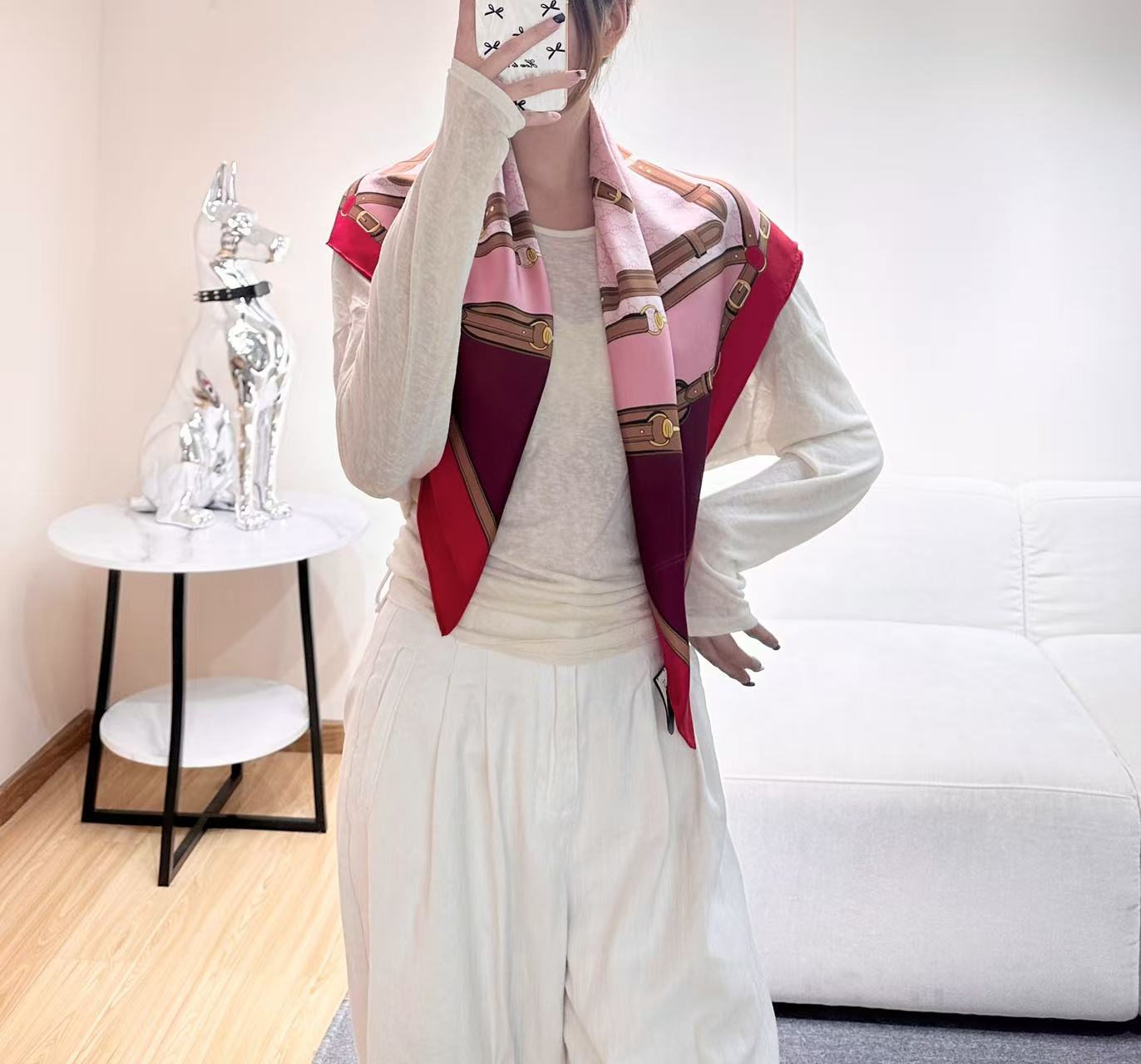 gucci～印花桑蚕丝斜纹方巾2026早春系列植根品牌本源，匠心呈现这款缀饰通体Gucci饰带和马衔扣印
