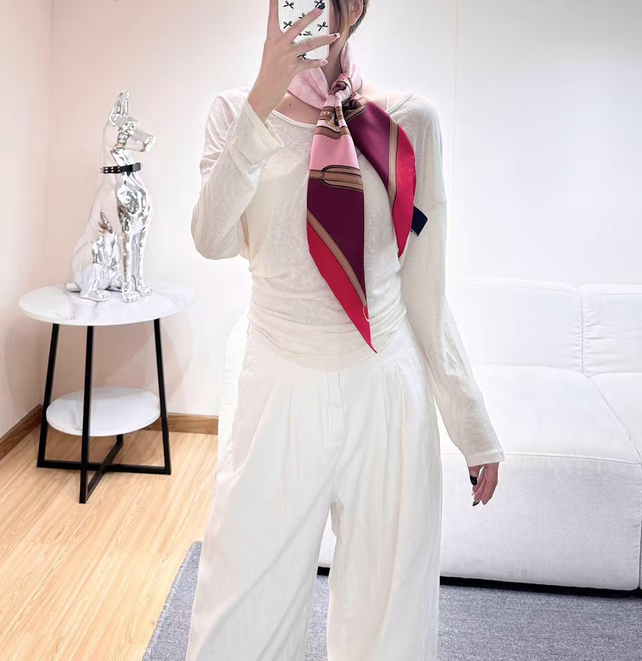 gucci～印花桑蚕丝斜纹方巾2026早春系列植根品牌本源，匠心呈现这款缀饰通体Gucci饰带和马衔扣印