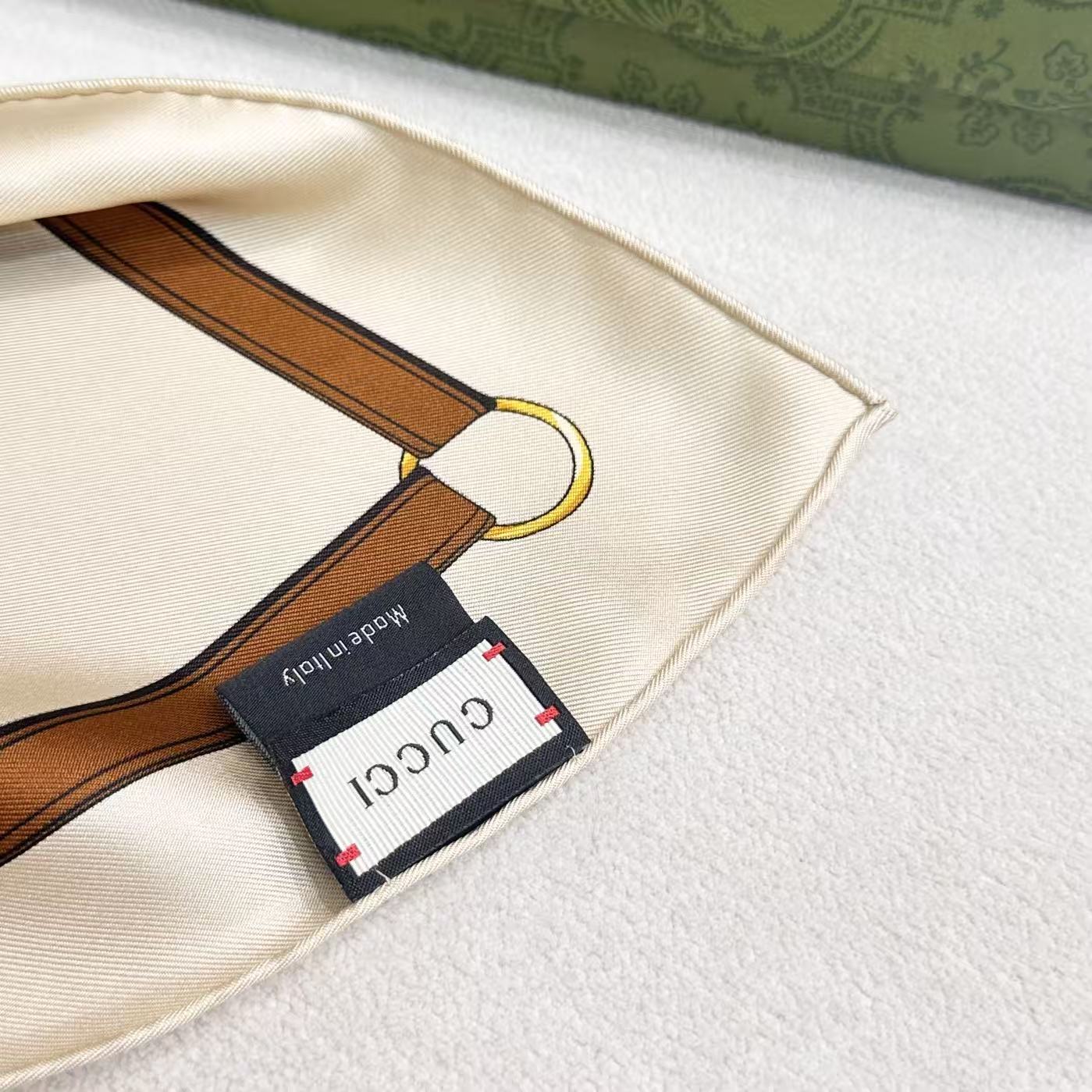 gucci～印花桑蚕丝斜纹方巾2026早春系列植根品牌本源，匠心呈现这款缀饰通体Gucci饰带和马衔扣印