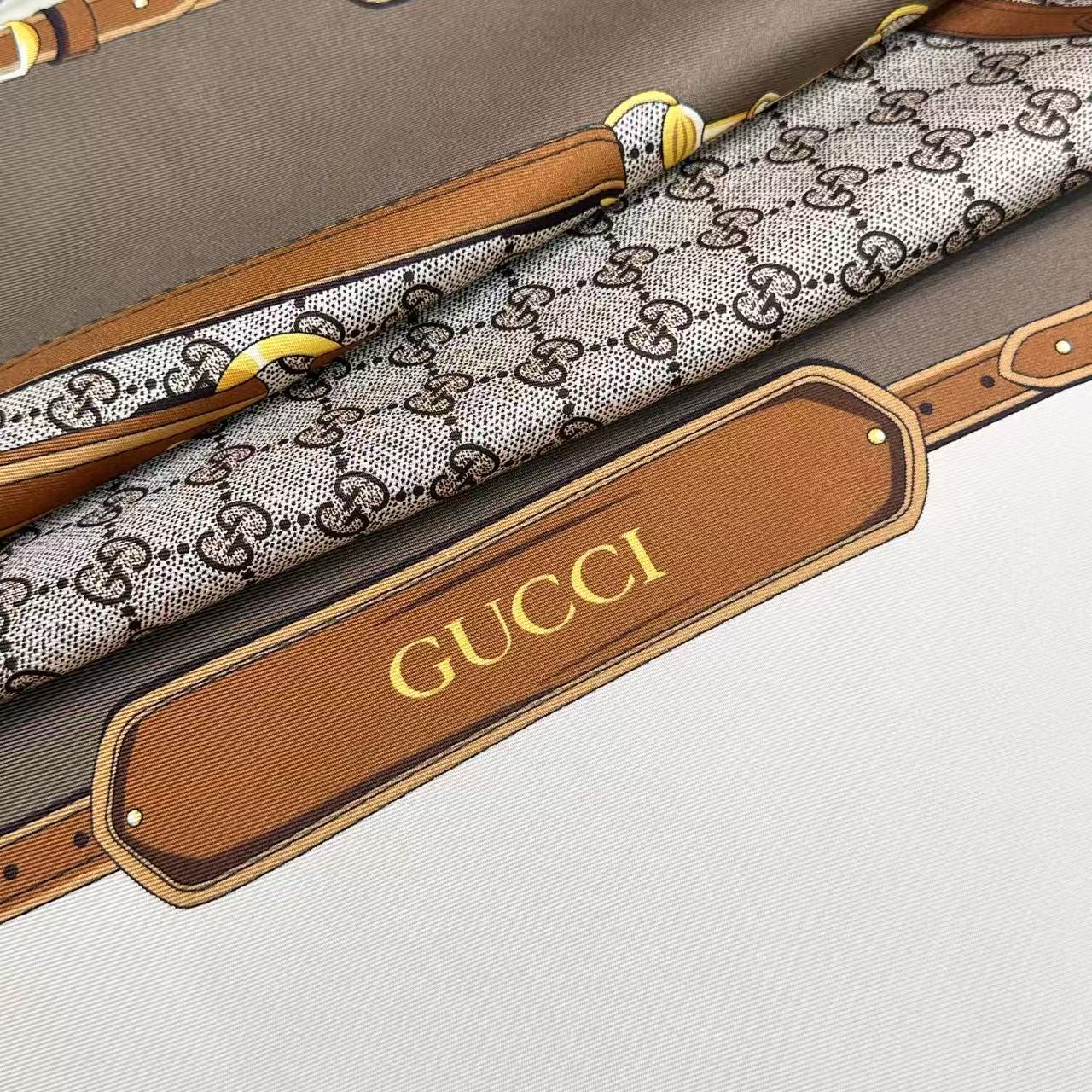 gucci～印花桑蚕丝斜纹方巾2026早春系列植根品牌本源，匠心呈现这款缀饰通体Gucci饰带和马衔扣印