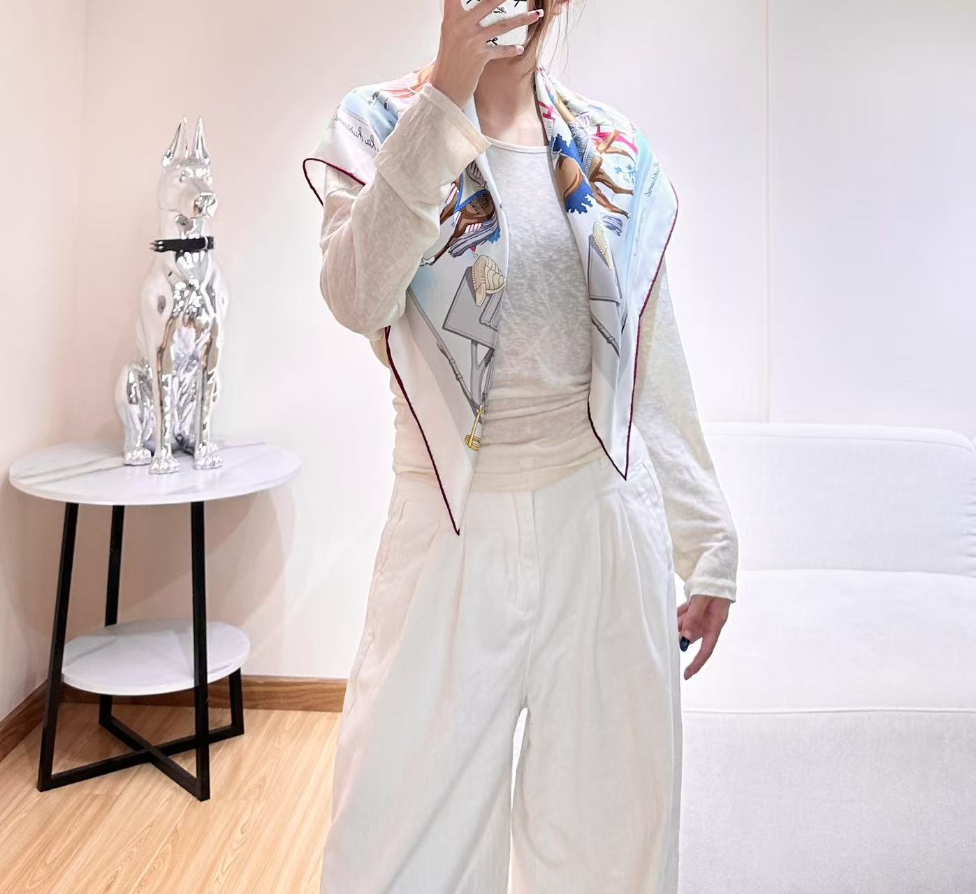 “马具优雅美学”90方巾手工卷边真丝方巾（100%桑蚕丝）。轻盈、大胆和无穷无尽的俏皮感在方巾中交织碰撞