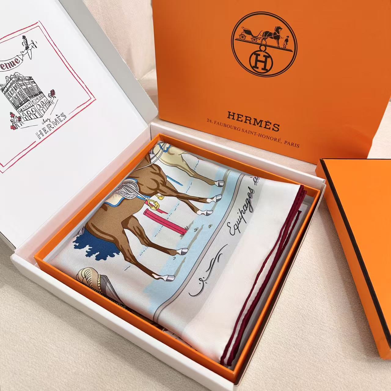 “马具优雅美学”90方巾手工卷边真丝方巾（100%桑蚕丝）。轻盈、大胆和无穷无尽的俏皮感在方巾中交织碰撞