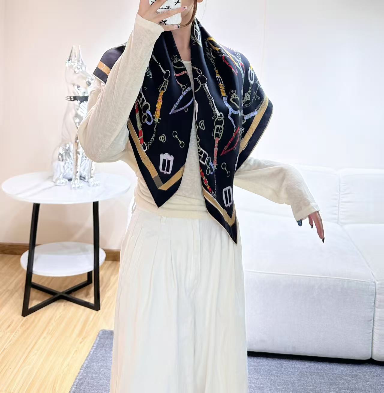 跃动的马儿”90双面方巾 【18mm顶级真丝】手工卷边斜纹真丝方巾（100%桑蚕丝）。这款爱马仕的经典单