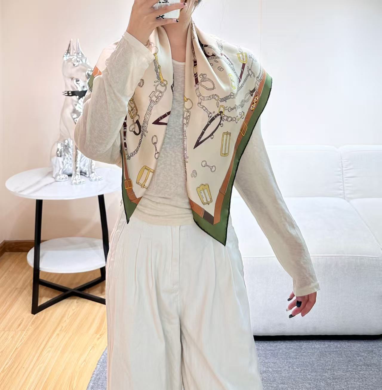 跃动的马儿”90双面方巾 【18mm顶级真丝】手工卷边斜纹真丝方巾（100%桑蚕丝）。这款爱马仕的经典单