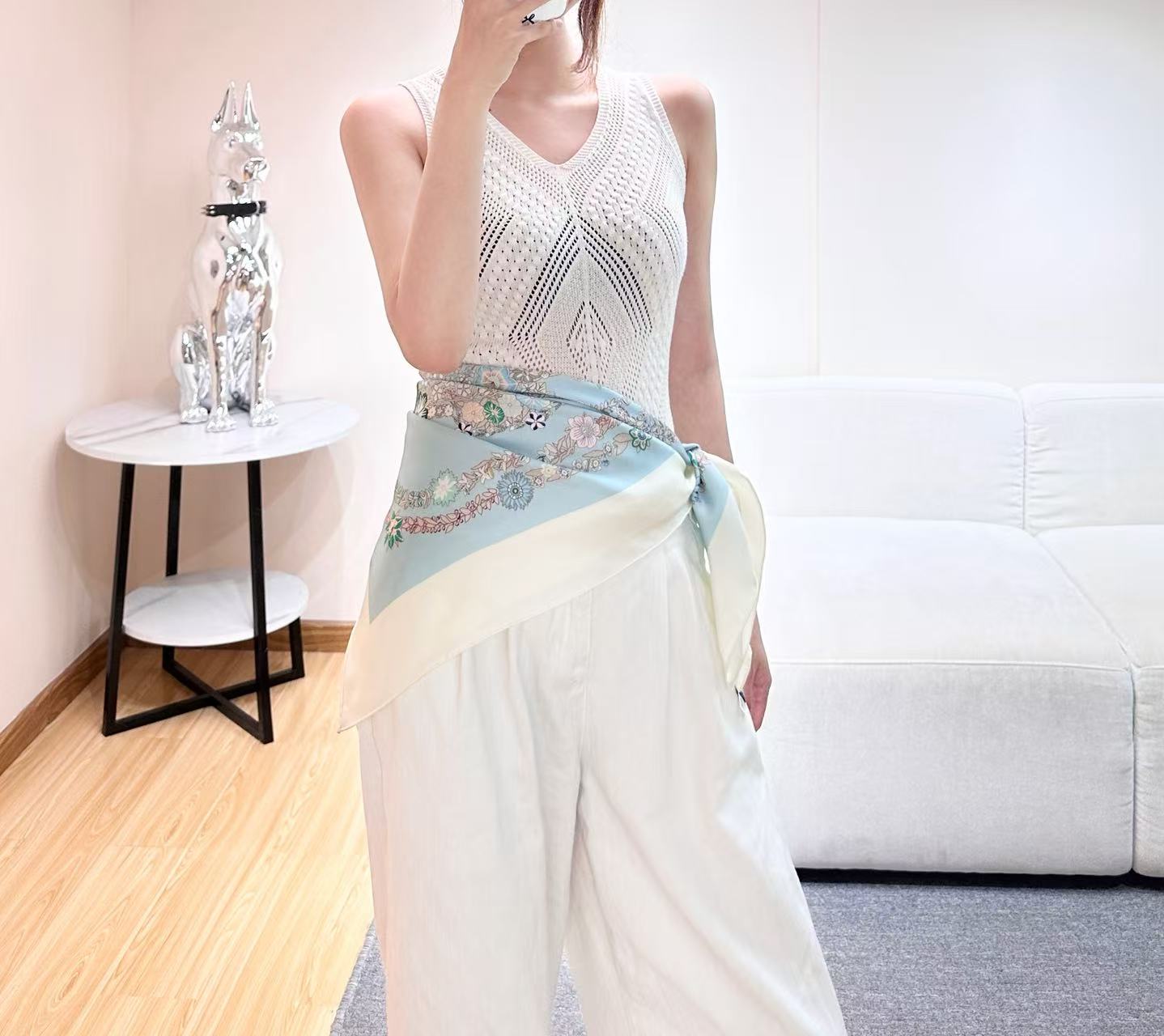 “华丽的缰辔花卉版”90方巾【18mm顶级真丝双面同色丝巾】手工卷边斜纹真丝方巾（100%桑蚕丝）。这款