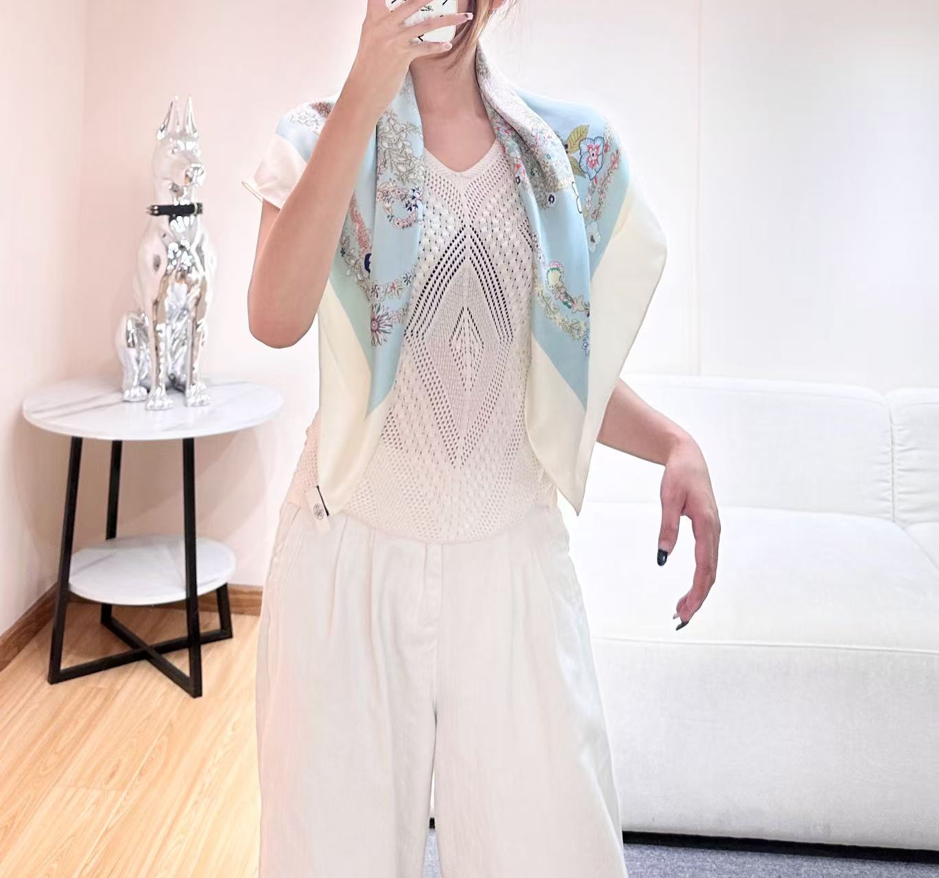 “华丽的缰辔花卉版”90方巾【18mm顶级真丝双面同色丝巾】手工卷边斜纹真丝方巾（100%桑蚕丝）。这款