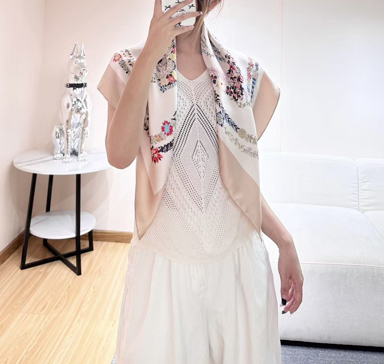 “华丽的缰辔花卉版”90方巾【18mm顶级真丝双面同色丝巾】手工卷边斜纹真丝方巾（100%桑蚕丝）。这款