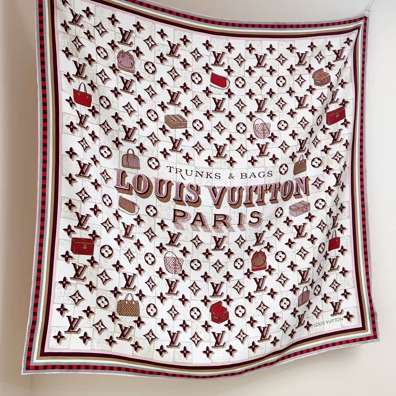 DAMIERGRAM 90双面丝巾Damiergram 桑蚕丝方巾歌颂旅行之美，以创意笔触展现路易威登历