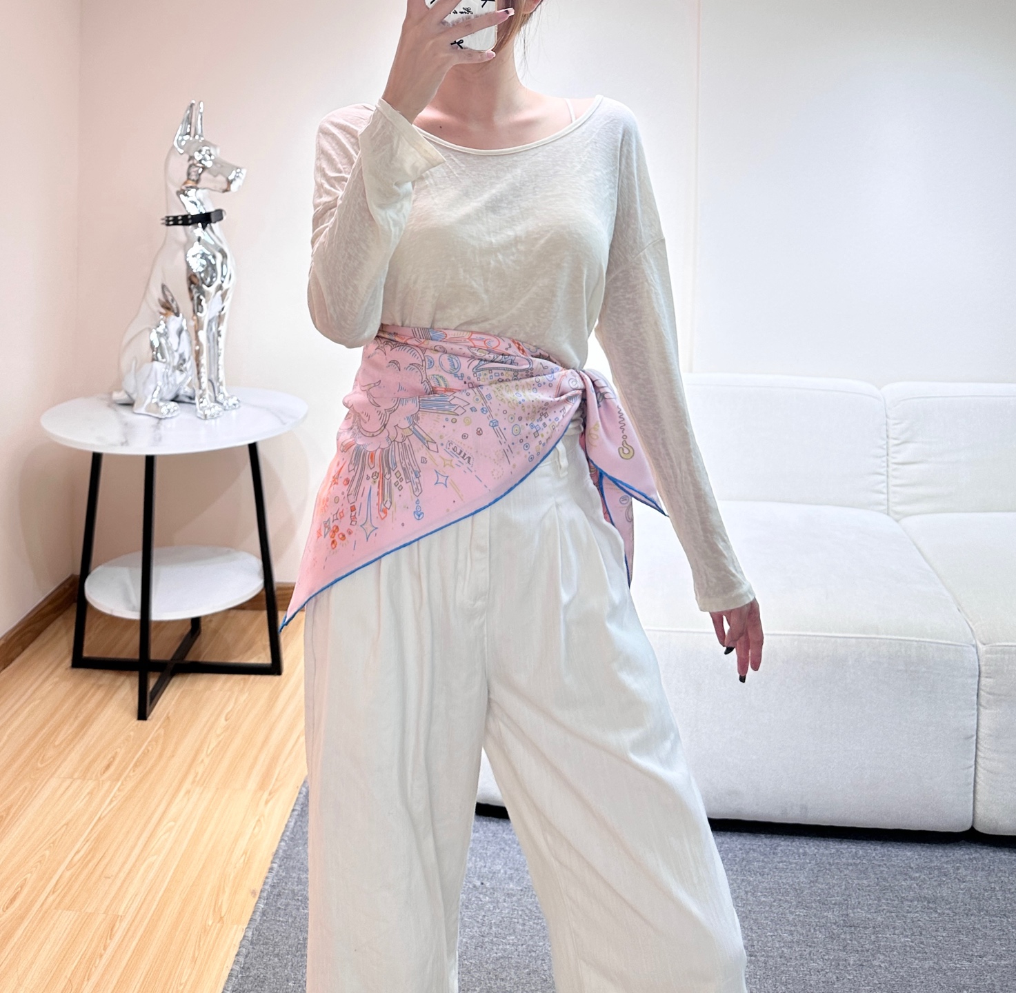 “正在接通中”90方巾【18mm顶级真丝双面同色印花】手工卷边斜纹真丝方巾（100%桑蚕丝）。这款爱马仕