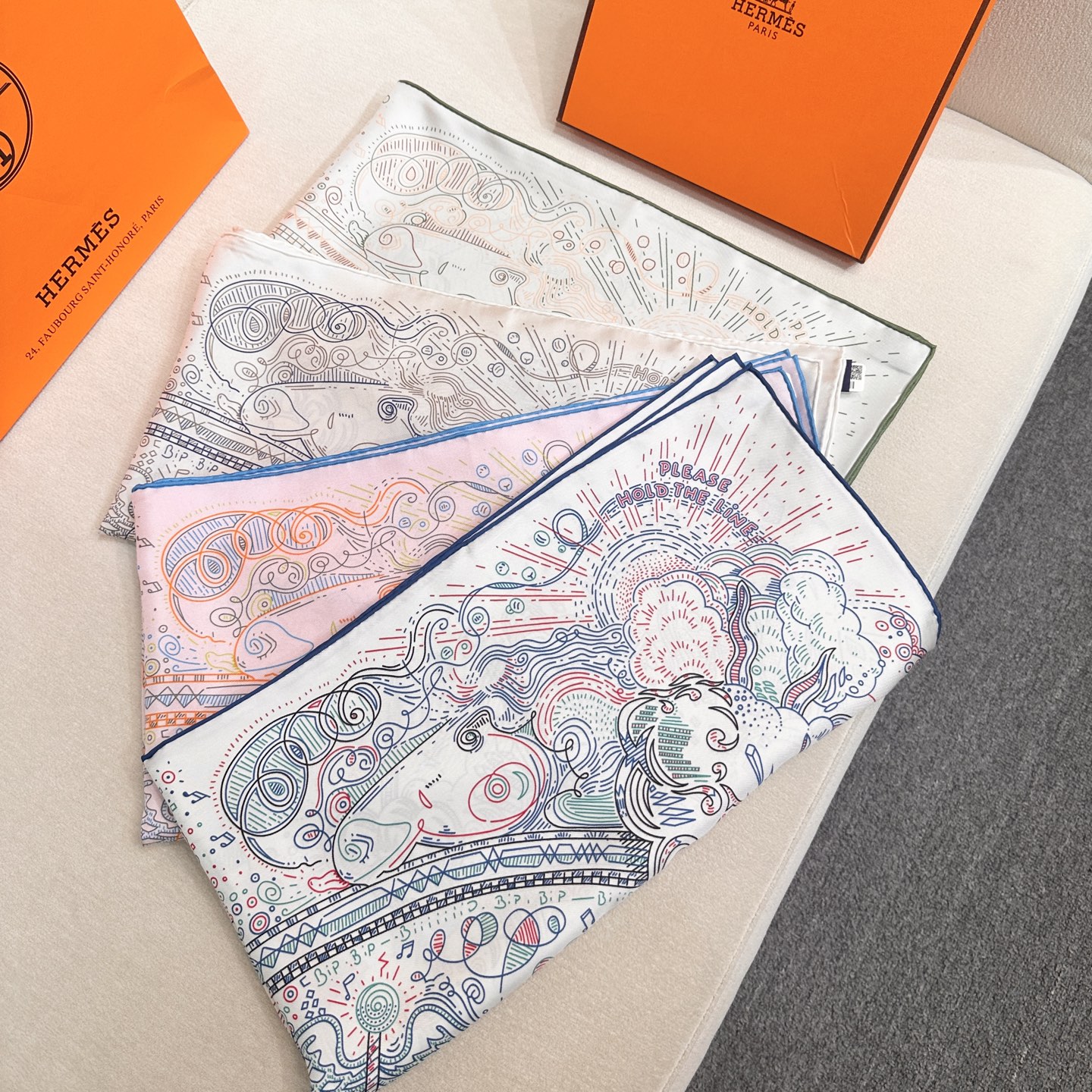 “正在接通中”90方巾【18mm顶级真丝双面同色印花】手工卷边斜纹真丝方巾（100%桑蚕丝）。这款爱马仕