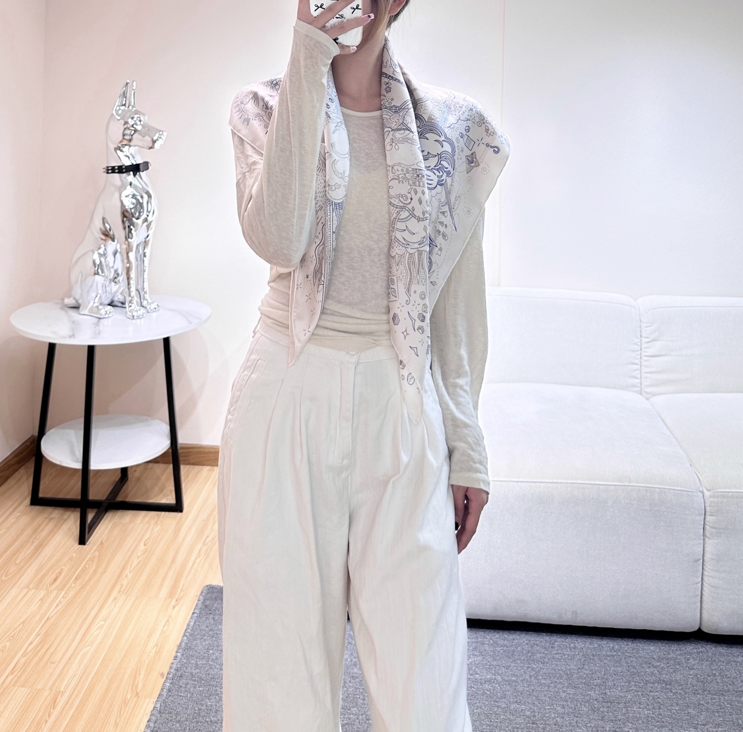“正在接通中”90方巾【18mm顶级真丝双面同色印花】手工卷边斜纹真丝方巾（100%桑蚕丝）。这款爱马仕