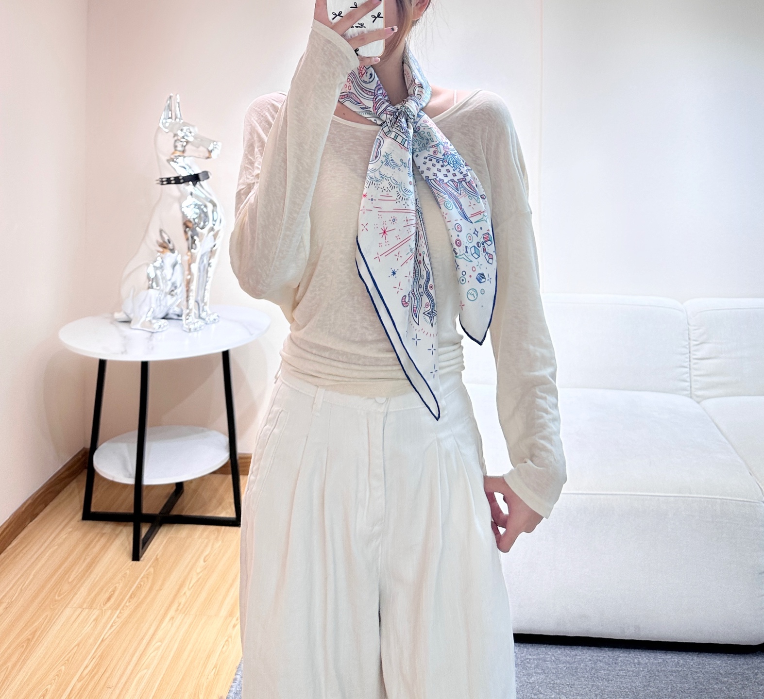 “正在接通中”90方巾【18mm顶级真丝双面同色印花】手工卷边斜纹真丝方巾（100%桑蚕丝）。这款爱马仕