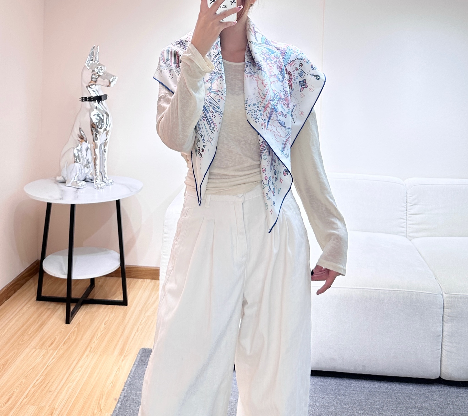 “正在接通中”90方巾【18mm顶级真丝双面同色印花】手工卷边斜纹真丝方巾（100%桑蚕丝）。这款爱马仕