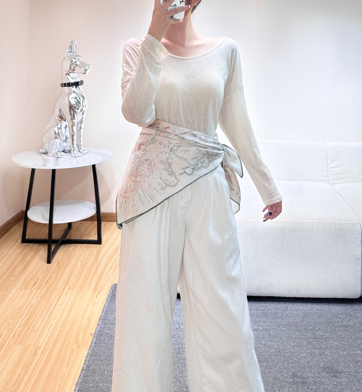 “正在接通中”90方巾【18mm顶级真丝双面同色印花】手工卷边斜纹真丝方巾（100%桑蚕丝）。这款爱马仕