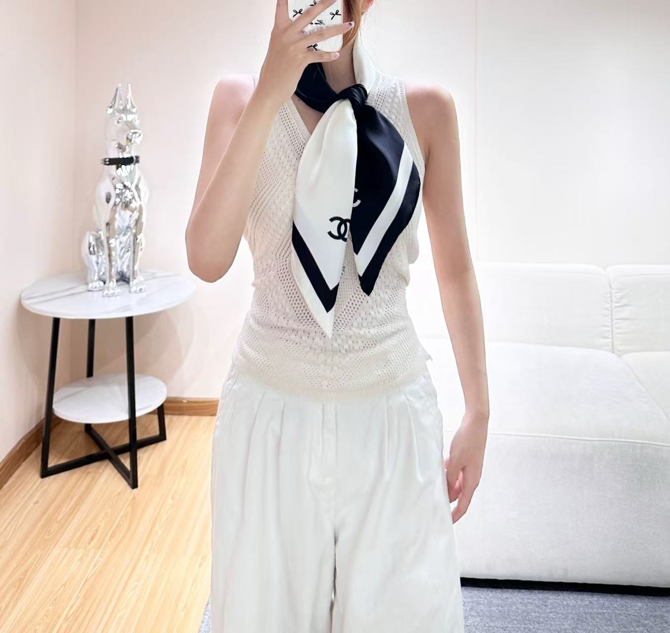 。爆款现货！2026春夏方形围巾真丝斜纹布黑与乳白18姆米双面印花，100％桑蚕丝。手工卷边！尺寸90X