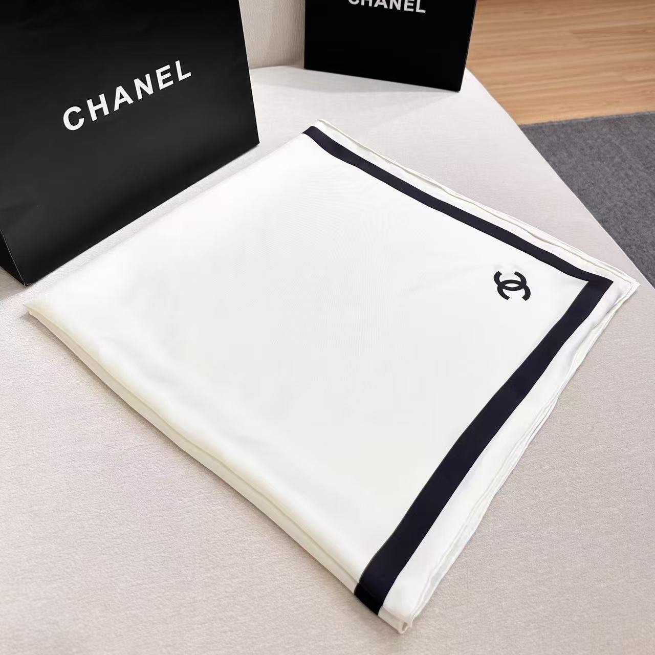 18姆米双面 太！好！看！无法被低估的灵魂简约， Chanel 24K cc最🆕最简约的真丝方巾，Jen