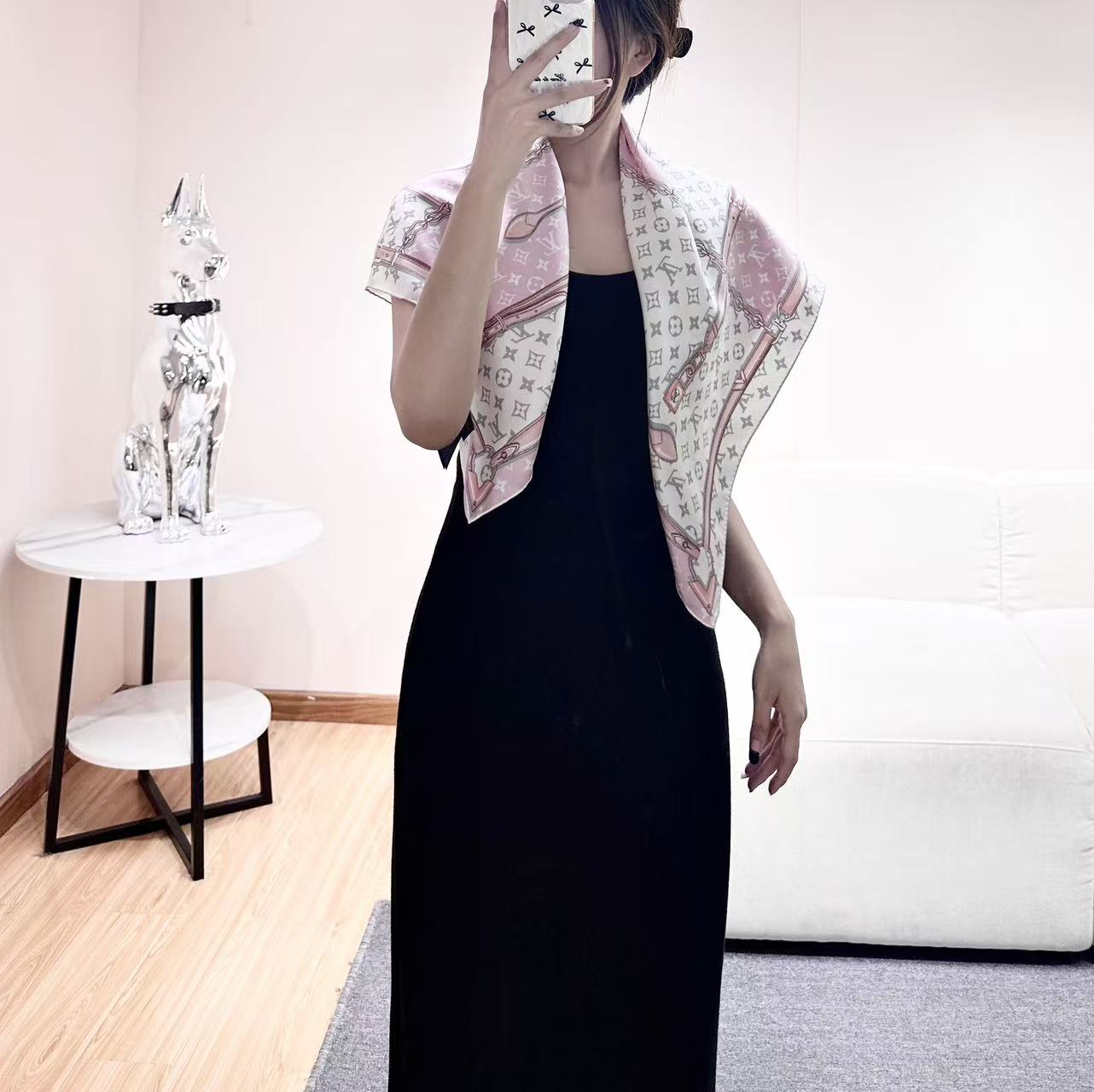 NO:861617,14 mmi 18 mmi Second quality arrived Product name: Belt square scarf Fabric silk Size 90*90 Color maroon black and white pink high version scarf, high version scarf, real silk1986090914姆米 18姆米 二品质到货 品名:皮带方巾 面料真丝 尺寸90*90 颜色栗色 黑白 粉色 高版本围巾,高版本围巾,real silk,scarf