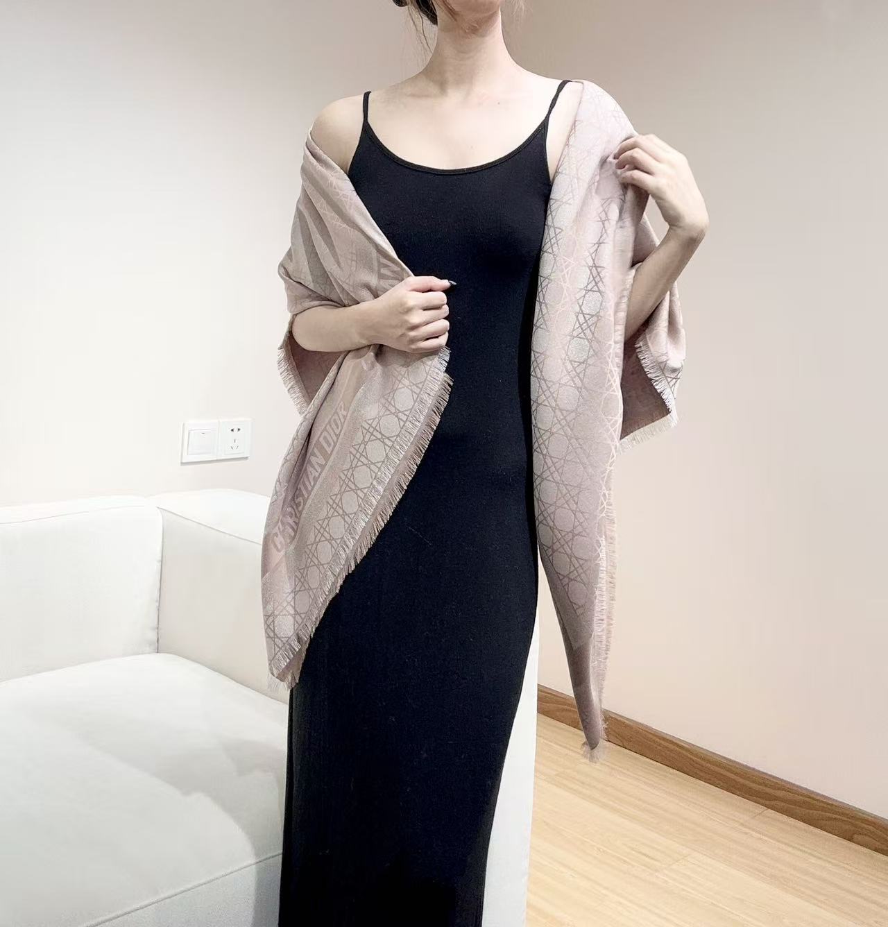 【藤格纹-】𝐃𝐈𝐎𝐑藤格纹金丝线披肩 围脖两用超级实用的单品 桑蚕丝混纺羊毛羊绒面料精制而成 隐隐约约的