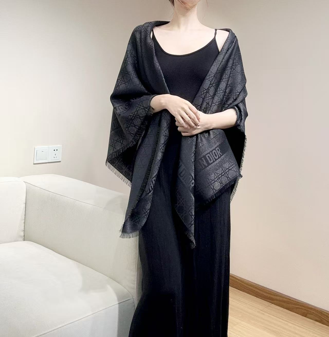 【藤格纹-】𝐃𝐈𝐎𝐑藤格纹金丝线披肩 围脖两用超级实用的单品 桑蚕丝混纺羊毛羊绒面料精制而成 隐隐约约的