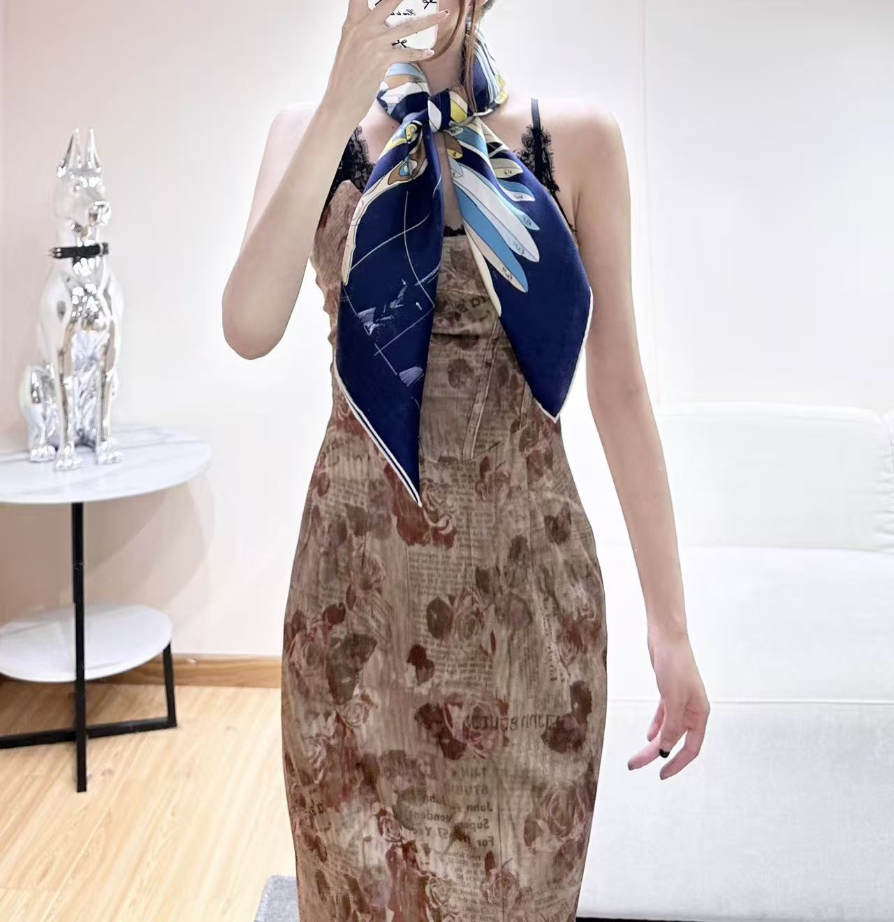 2026年H家早春款 90真丝双面上新💦💞18姆米真丝【90真丝斜纹双面同色佩戴】手工卷边斜纹真丝方巾（
