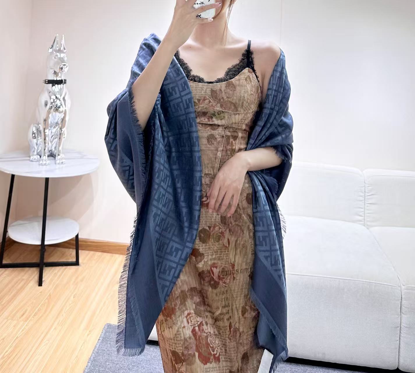 𝐅𝐞𝐧𝐝𝐢 新【 FF字母提花丝巾披肩】 满Logo设计提花  材质：60%桑蚕丝 40%羊毛 带点珠光