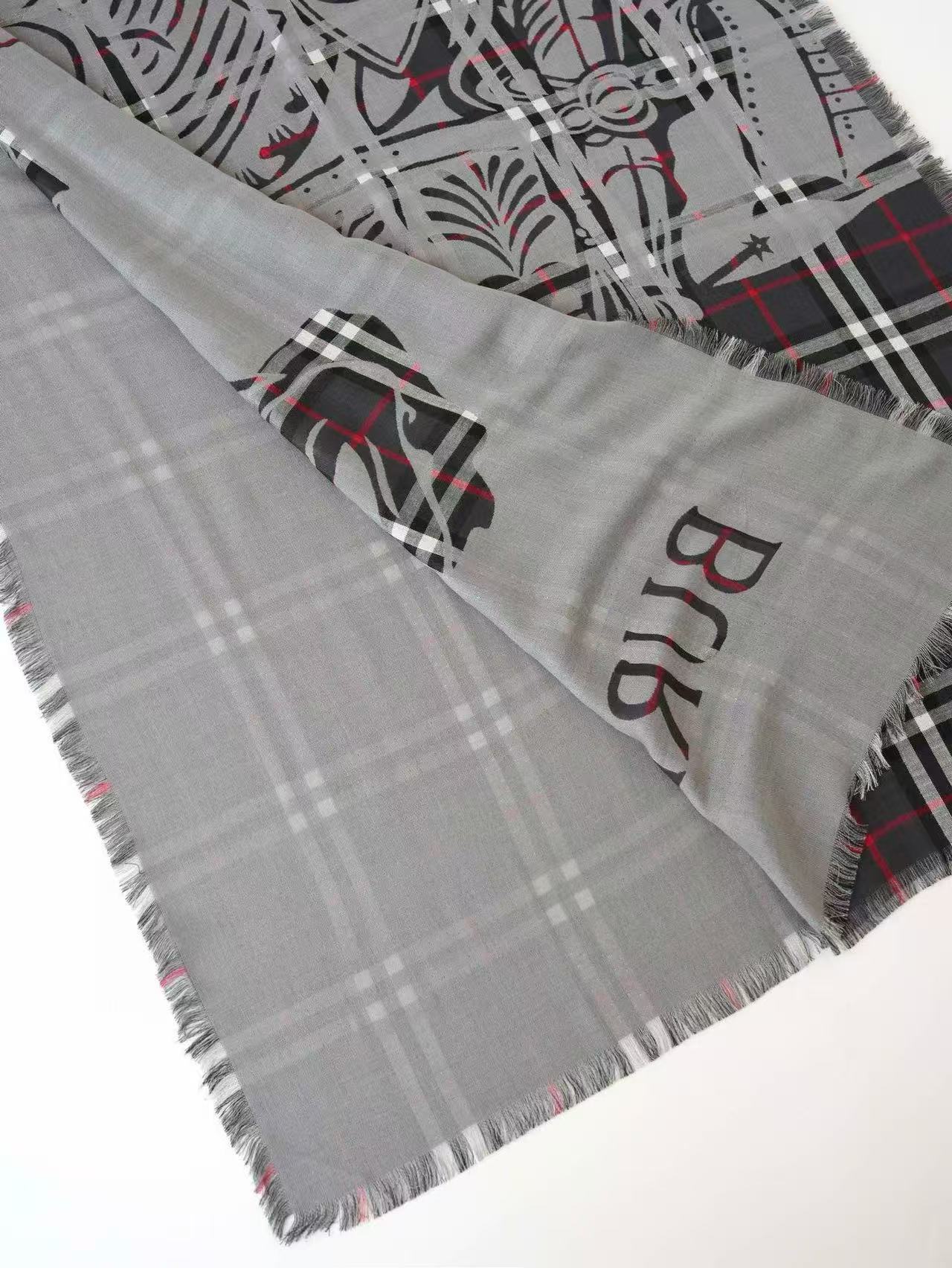BURBERRY新款【放大看细节📢】织造细节完美！双面提花工艺！战马图案清晰，凹凸感特别强。115支混纺纱线，手感质感都