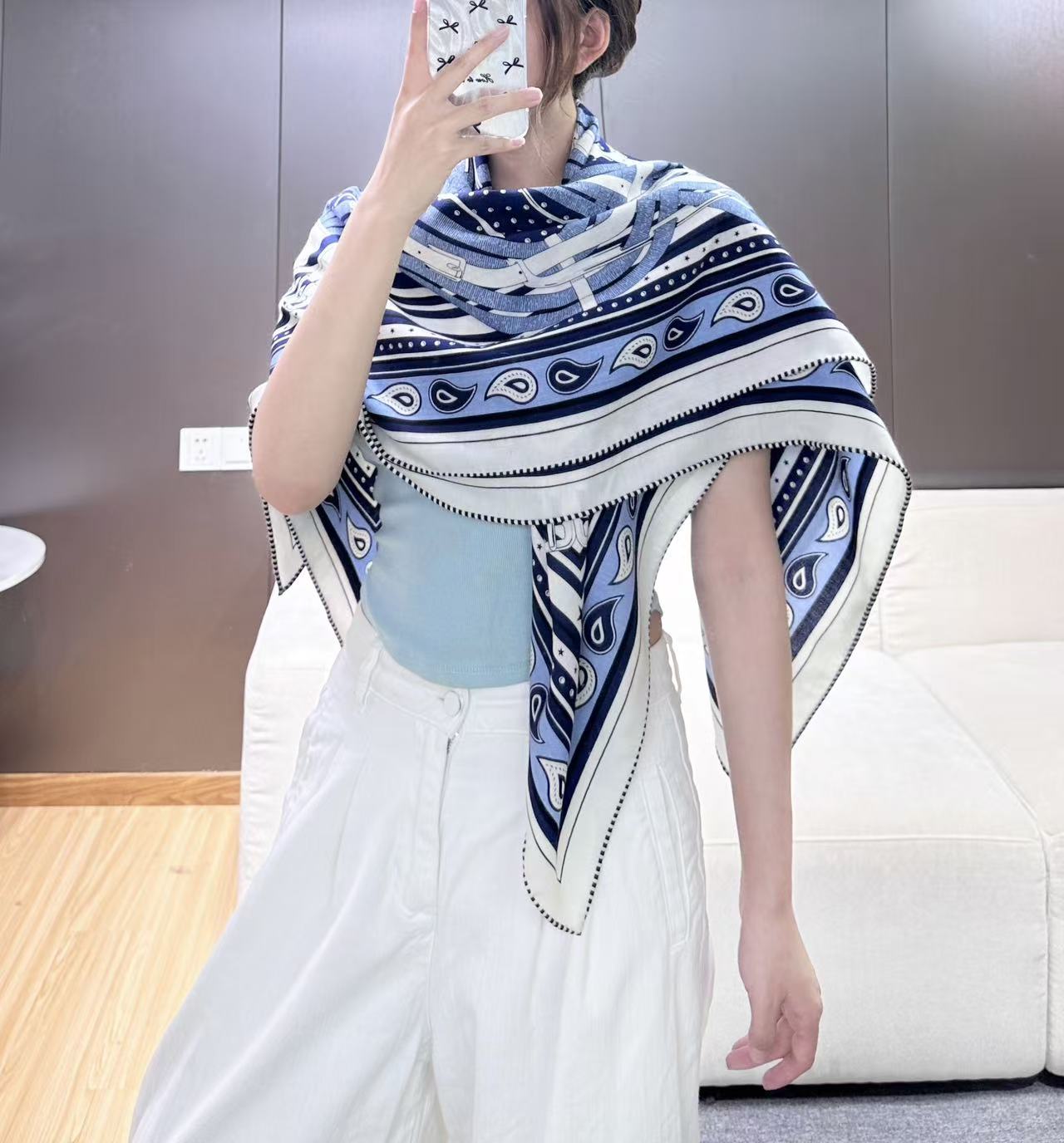 “马嚼锁环BANDANA”140披肩 手工卷边山羊绒和真丝混纺披肩（70%山羊绒，30%桑蚕丝）。 这款迷人的140披肩