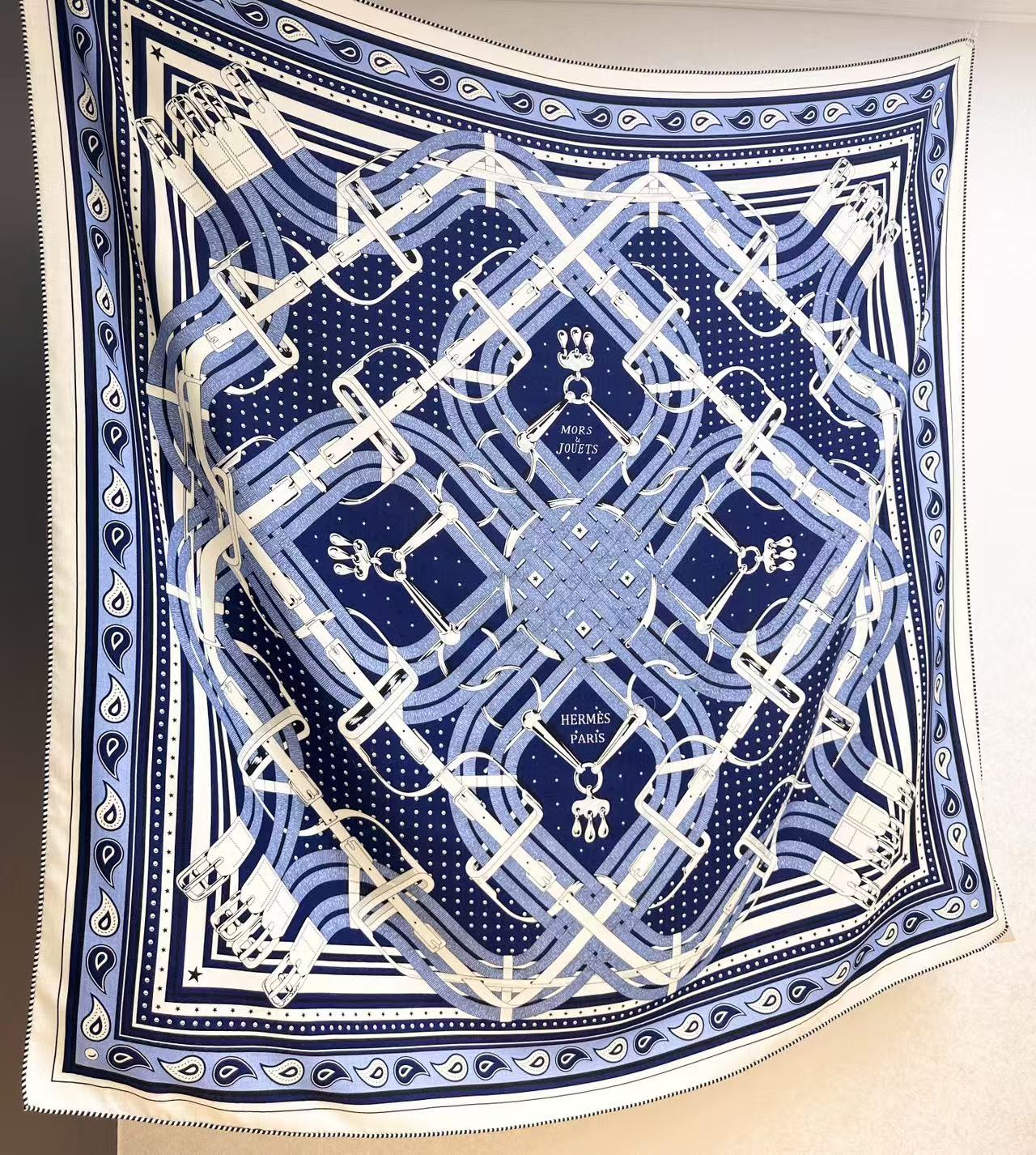 “马嚼锁环BANDANA”140披肩 手工卷边山羊绒和真丝混纺披肩（70%山羊绒，30%桑蚕丝）。 这款迷人的140披肩