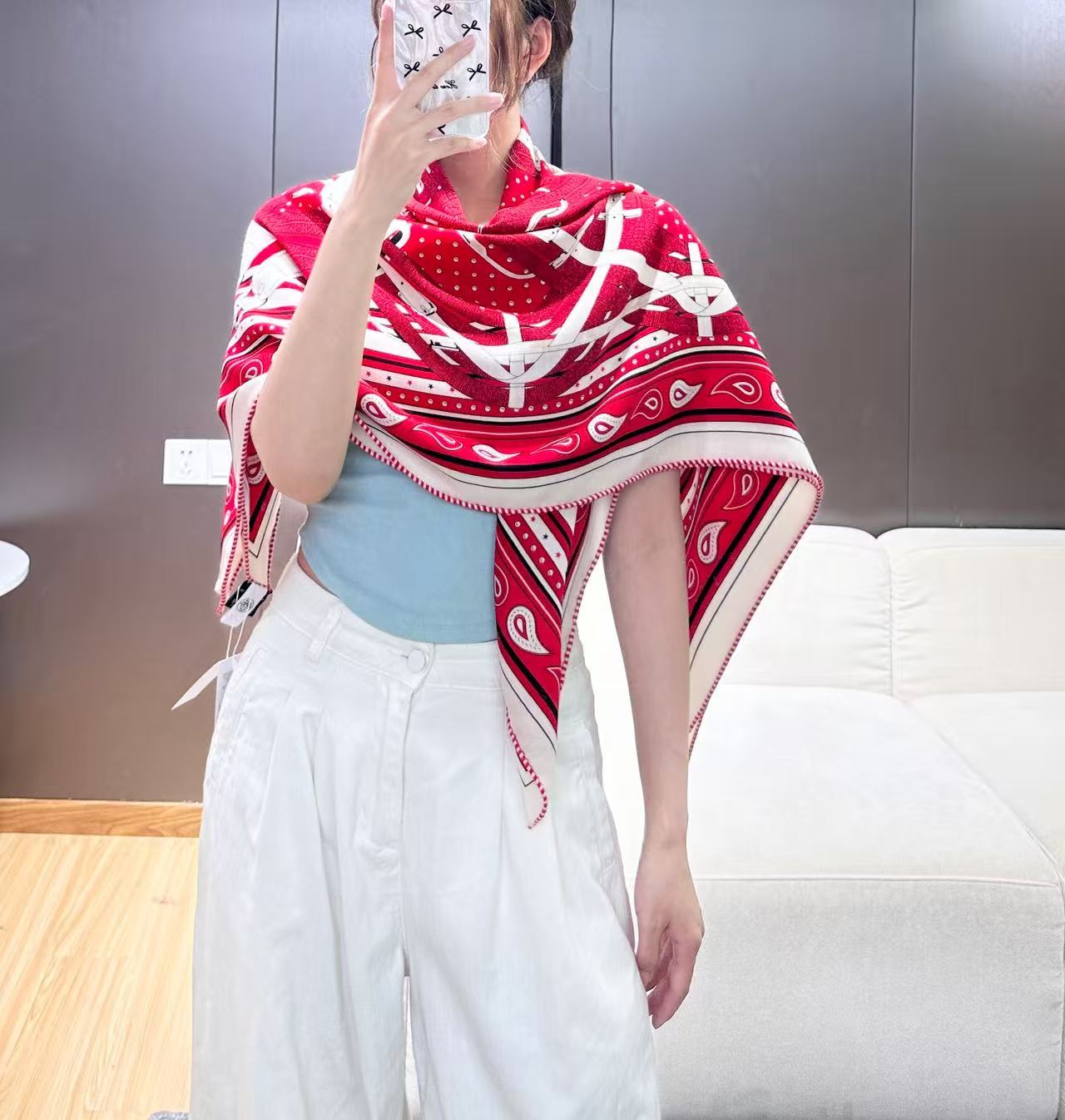 “马嚼锁环BANDANA”140披肩 手工卷边山羊绒和真丝混纺披肩（70%山羊绒，30%桑蚕丝）。 这款迷人的140披肩