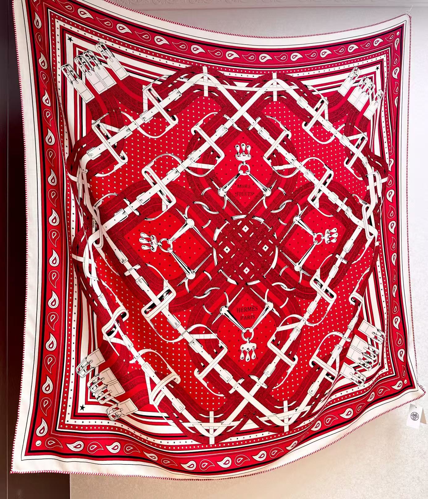 “马嚼锁环BANDANA”140披肩 手工卷边山羊绒和真丝混纺披肩（70%山羊绒，30%桑蚕丝）。 这款迷人的140披肩
