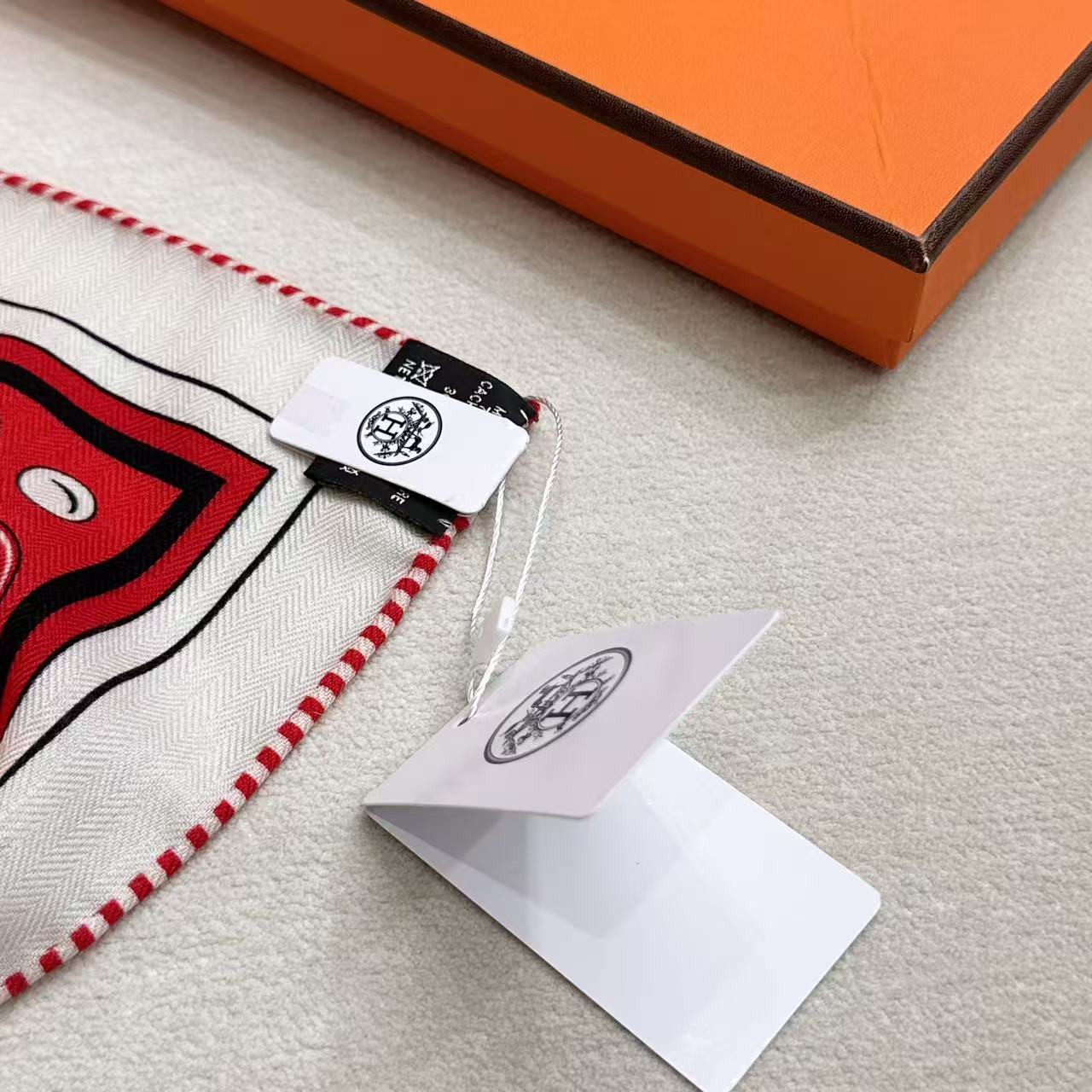 “马嚼锁环BANDANA”140披肩 手工卷边山羊绒和真丝混纺披肩（70%山羊绒，30%桑蚕丝）。 这款迷人的140披肩