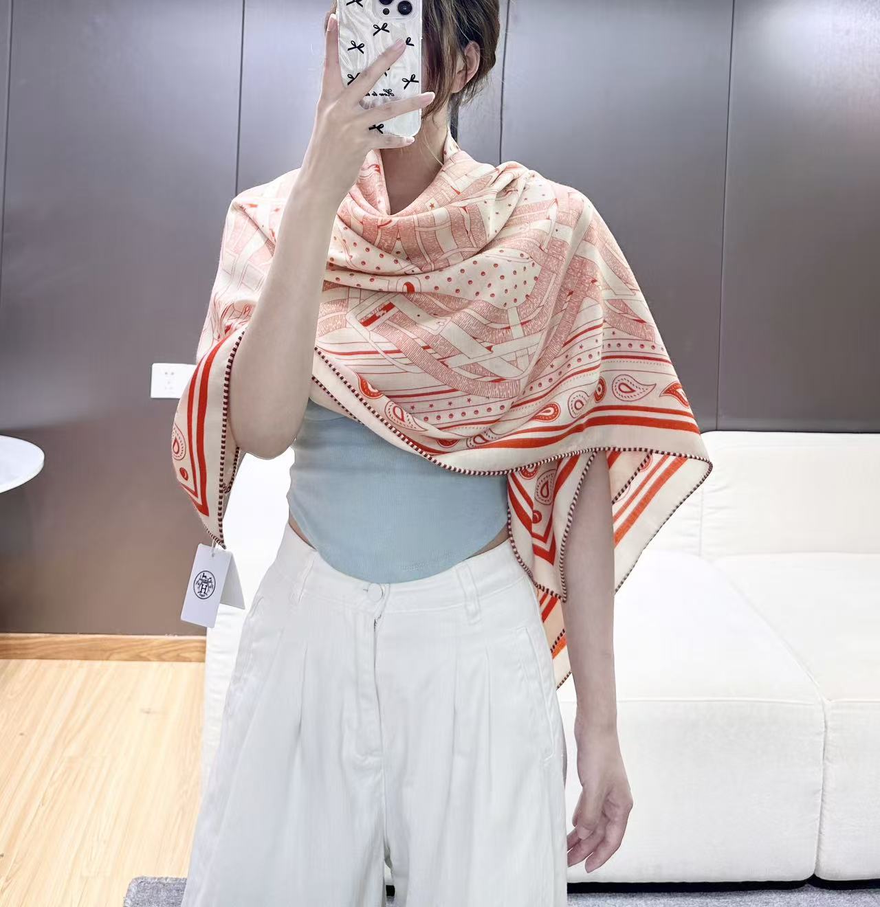 “马嚼锁环BANDANA”140披肩 手工卷边山羊绒和真丝混纺披肩（70%山羊绒，30%桑蚕丝）。 这款迷人的140披肩