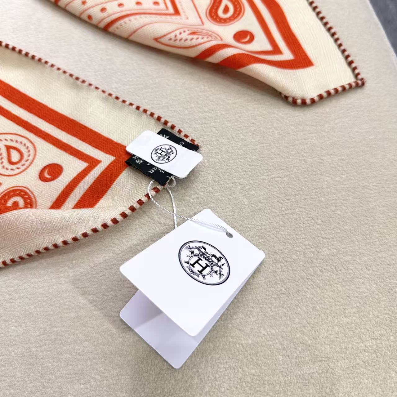 “马嚼锁环BANDANA”140披肩 手工卷边山羊绒和真丝混纺披肩（70%山羊绒，30%桑蚕丝）。 这款迷人的140披肩
