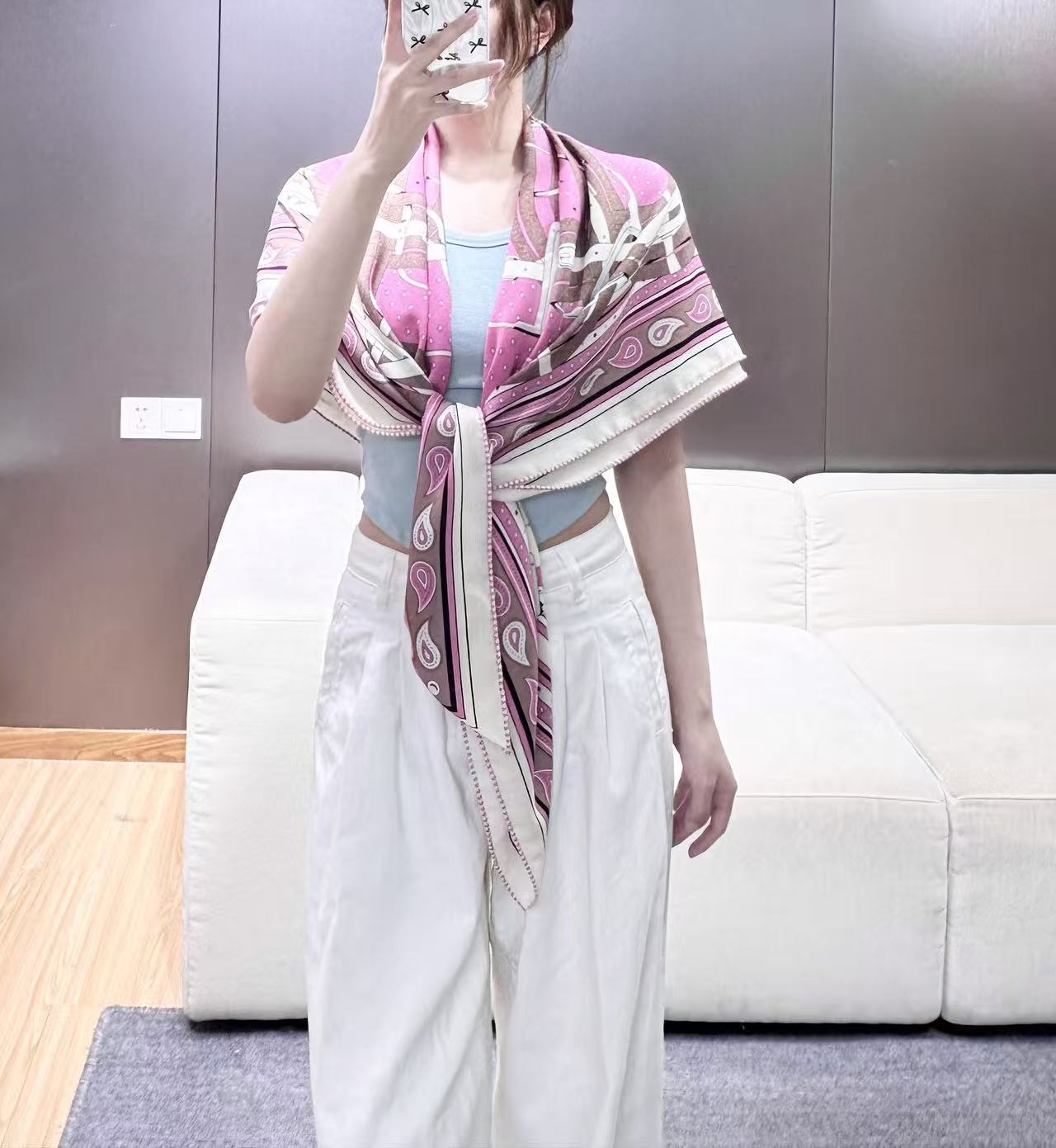 “马嚼锁环BANDANA”140披肩 手工卷边山羊绒和真丝混纺披肩（70%山羊绒，30%桑蚕丝）。 这款迷人的140披肩