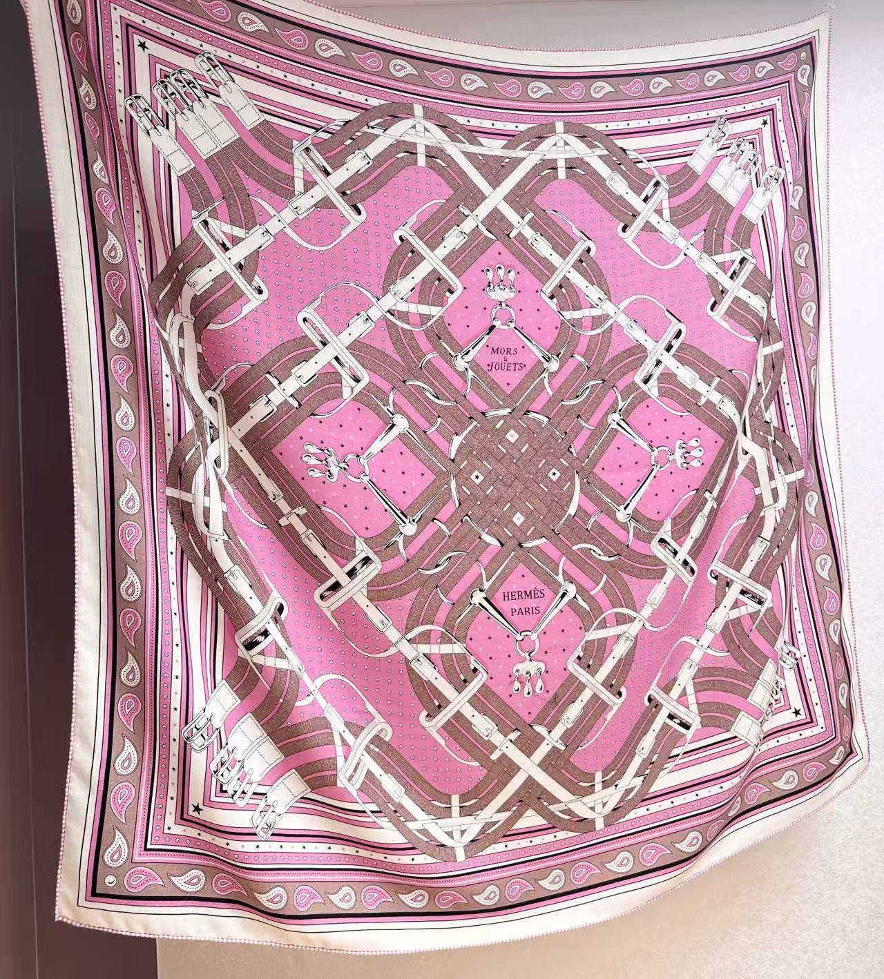 “马嚼锁环BANDANA”140披肩 手工卷边山羊绒和真丝混纺披肩（70%山羊绒，30%桑蚕丝）。 这款迷人的140披肩