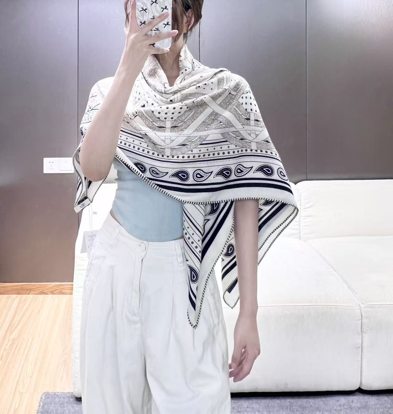 “马嚼锁环BANDANA”140披肩 手工卷边山羊绒和真丝混纺披肩（70%山羊绒，30%桑蚕丝）。 这款迷人的140披肩
