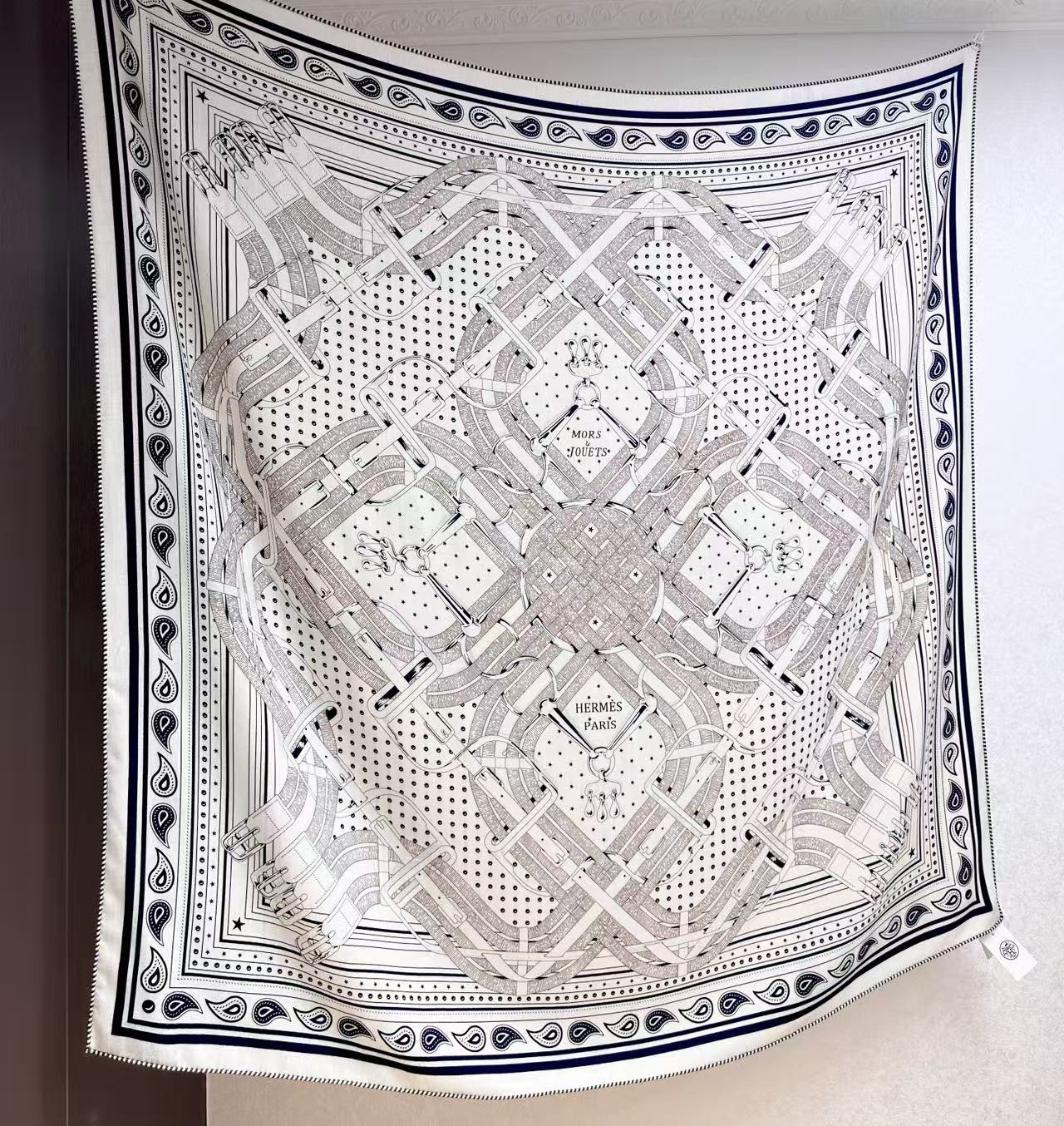 “马嚼锁环BANDANA”140披肩 手工卷边山羊绒和真丝混纺披肩（70%山羊绒，30%桑蚕丝）。 这款迷人的140披肩