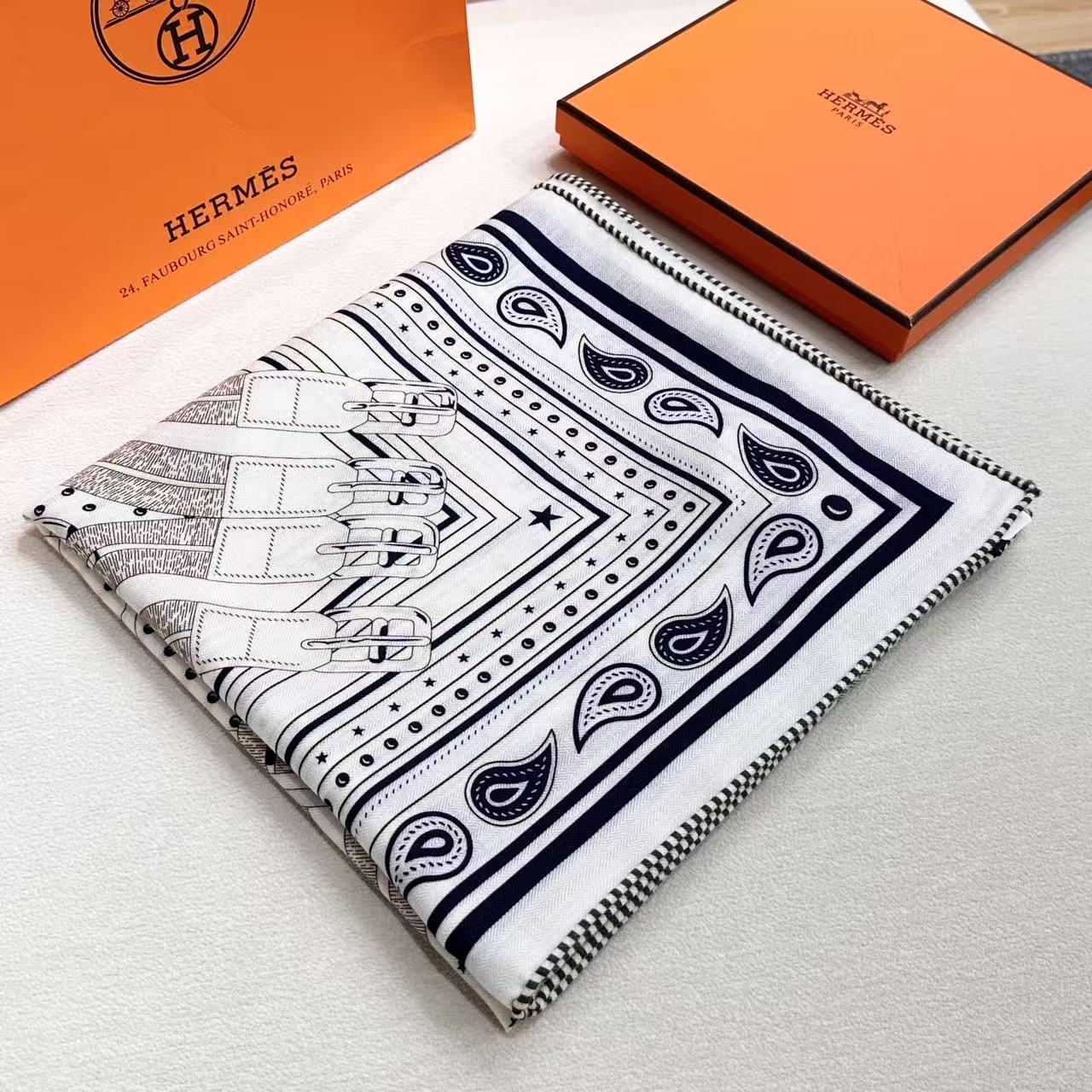 “马嚼锁环BANDANA”140披肩 手工卷边山羊绒和真丝混纺披肩（70%山羊绒，30%桑蚕丝）。 这款迷人的140披肩