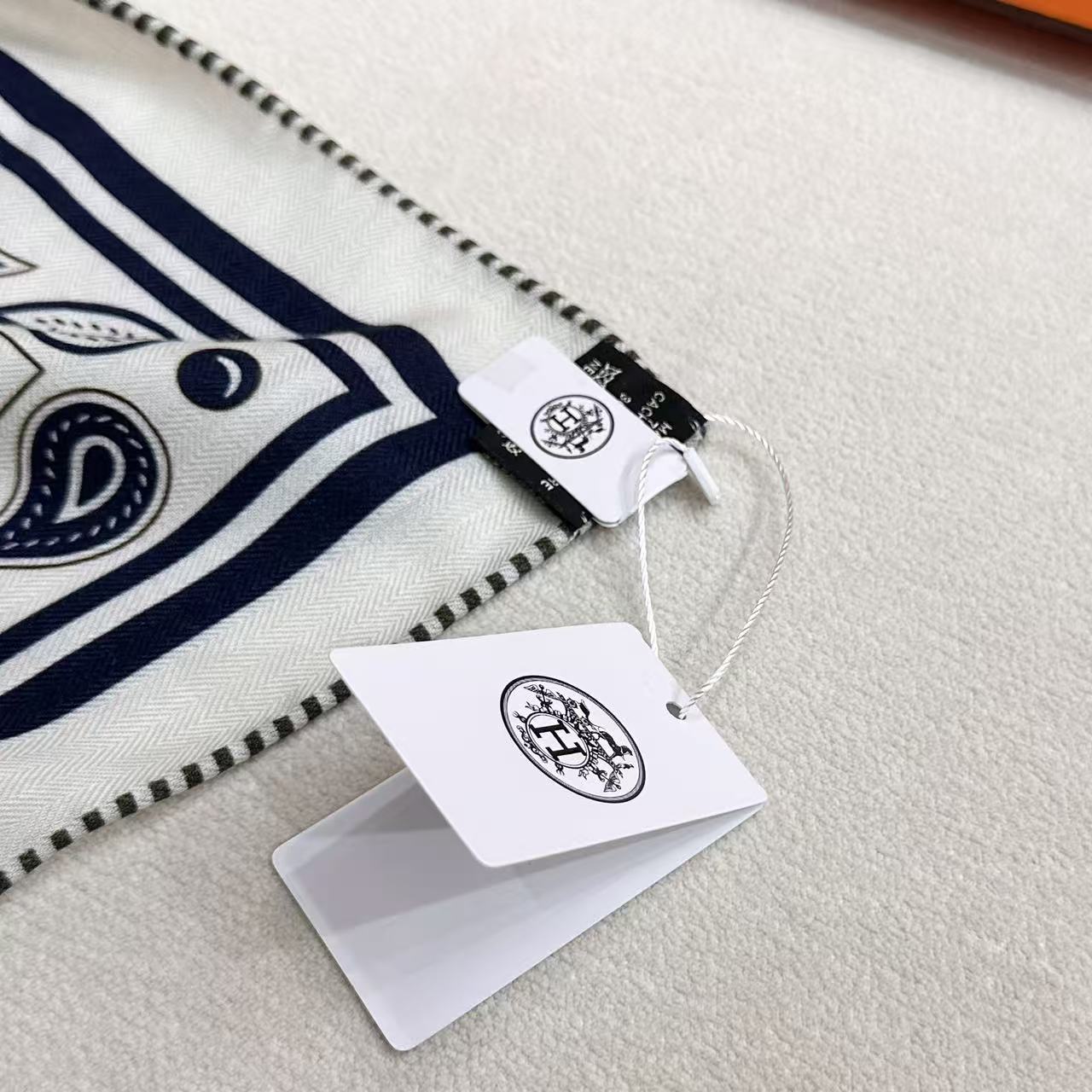 “马嚼锁环BANDANA”140披肩 手工卷边山羊绒和真丝混纺披肩（70%山羊绒，30%桑蚕丝）。 这款迷人的140披肩