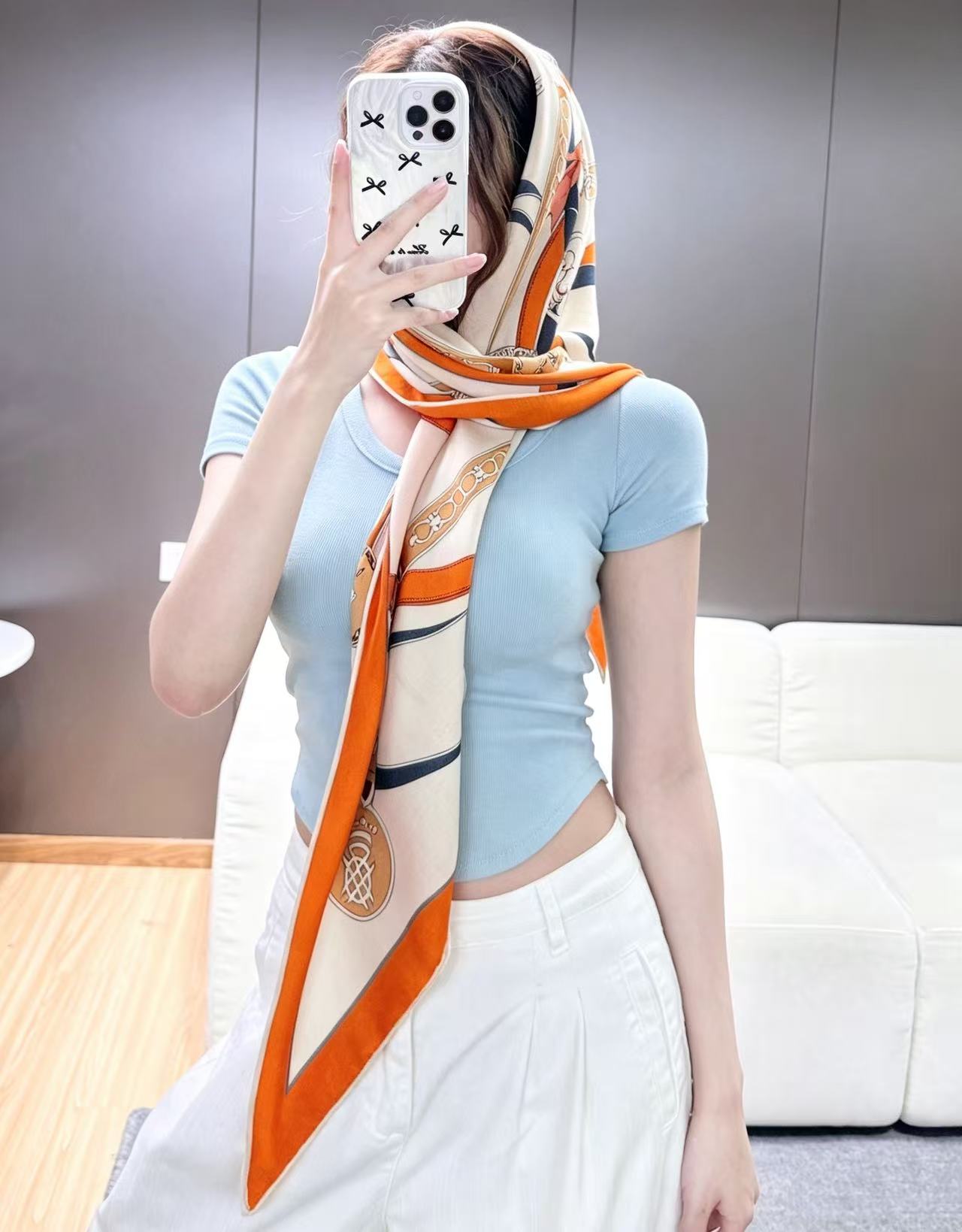 【高品质】 上新❤️ 爱马仕 |  (清晨漫步)大三角巾 | 手工卷边山羊绒和真丝混纺大三角巾（70%山羊绒，30%桑蚕