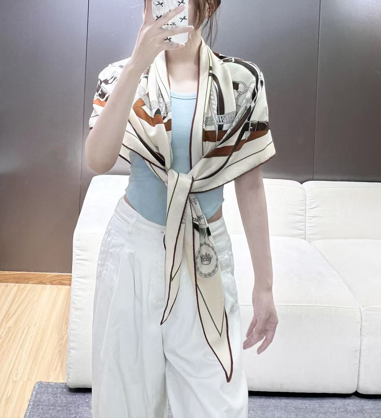 【高品质】 上新❤️ 爱马仕 |  (清晨漫步)大三角巾 | 手工卷边山羊绒和真丝混纺大三角巾（70%山羊绒，30%桑蚕